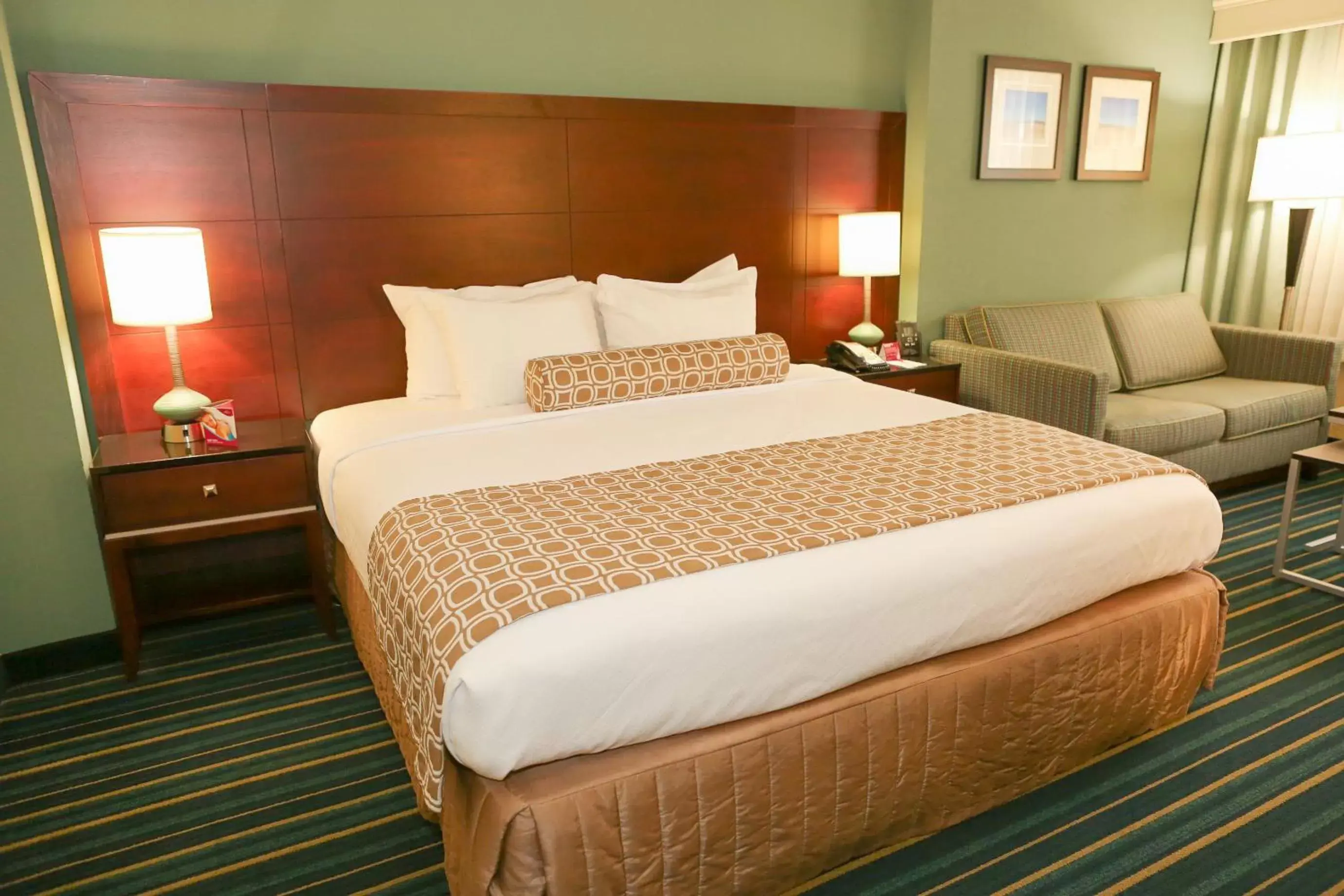Photo of the whole room, Bed in Crowne Plaza Hotel Virginia Beach-Norfolk, an IHG Hotel