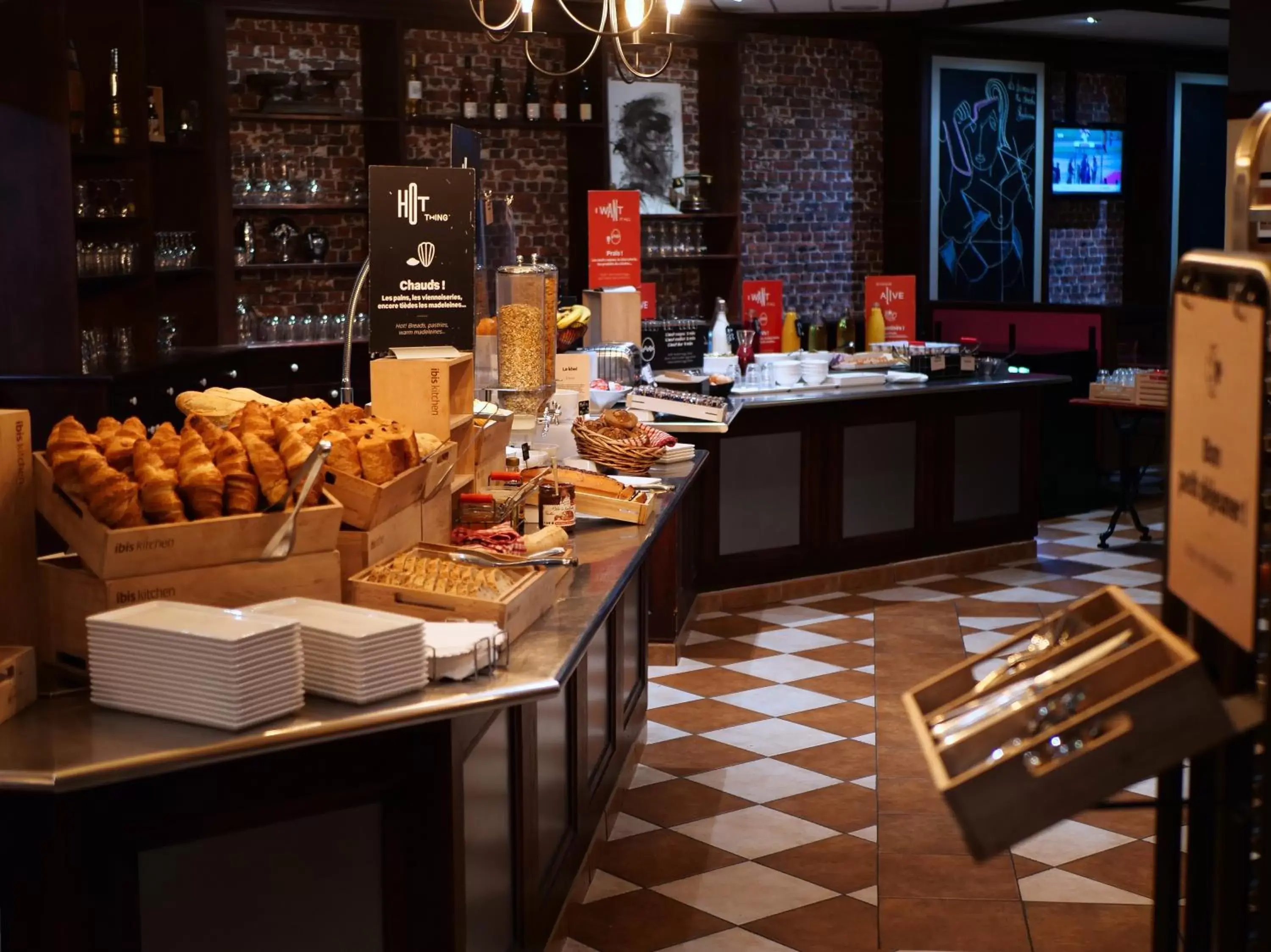 Buffet breakfast in ibis Chartres Ouest Luce