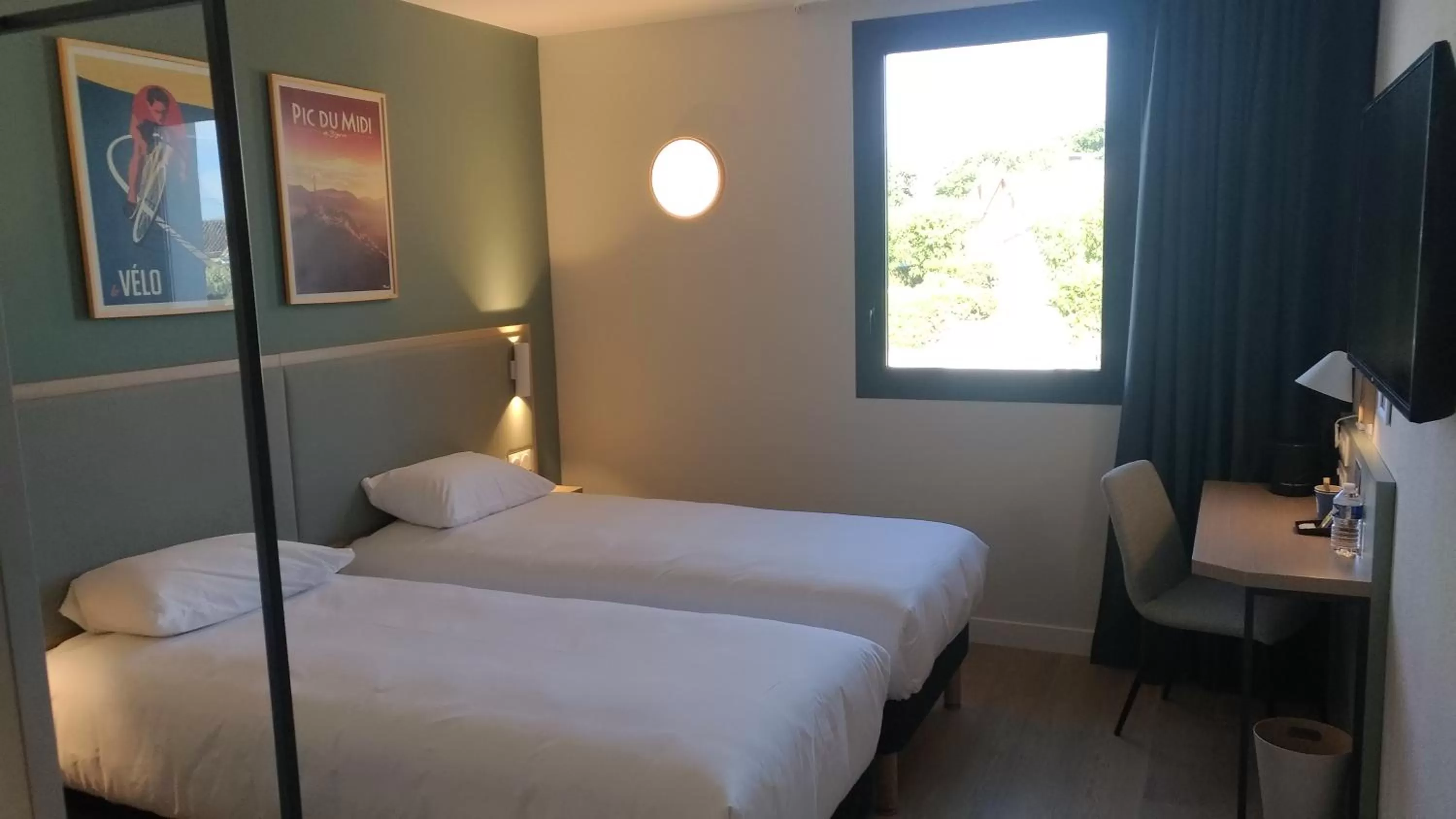 Photo of the whole room, Bed in Kyriad Bordeaux Nord Sainte Eulalie
