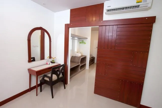 Shower, Bed in The BluEco Hotel SHA Plus