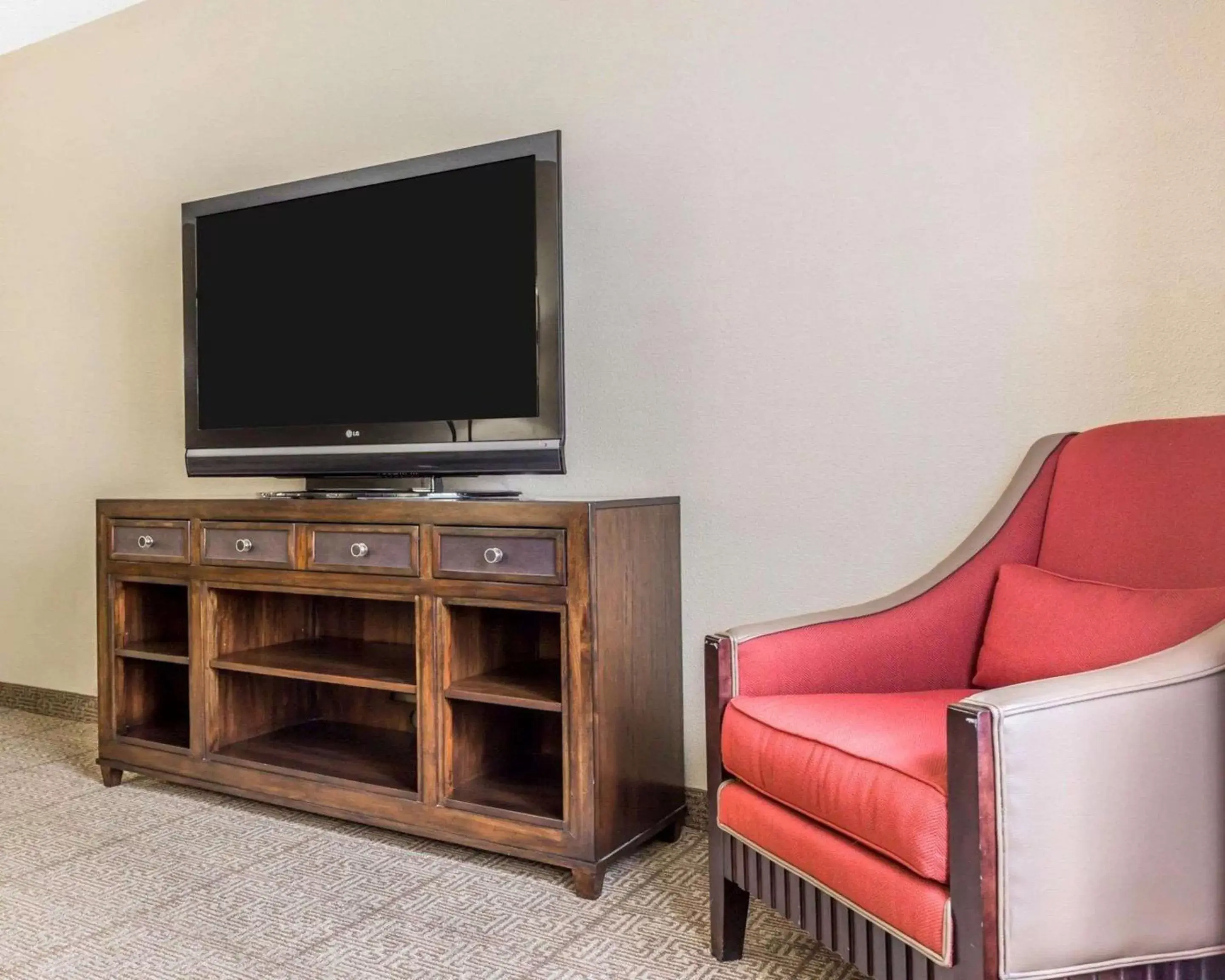 Photo of the whole room, TV/Entertainment Center in Comfort Suites at Isle of Palms Connector