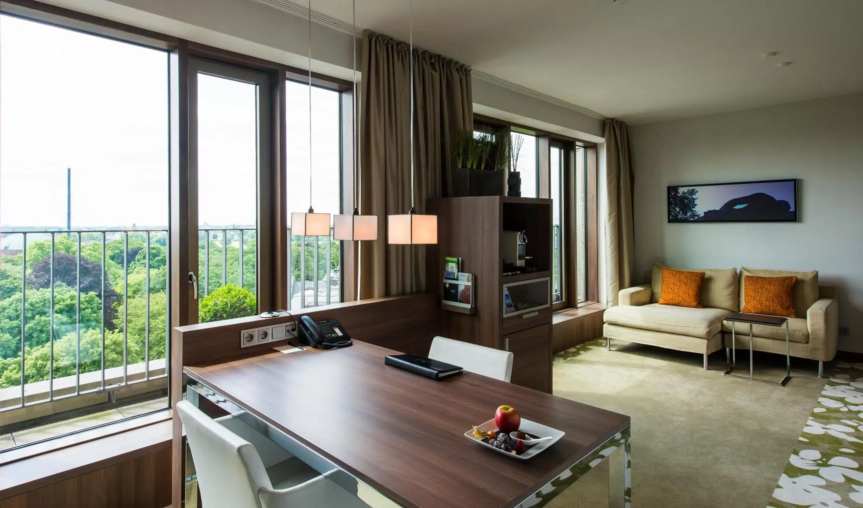 Photo of the whole room, Seating Area in Meliá Düsseldorf