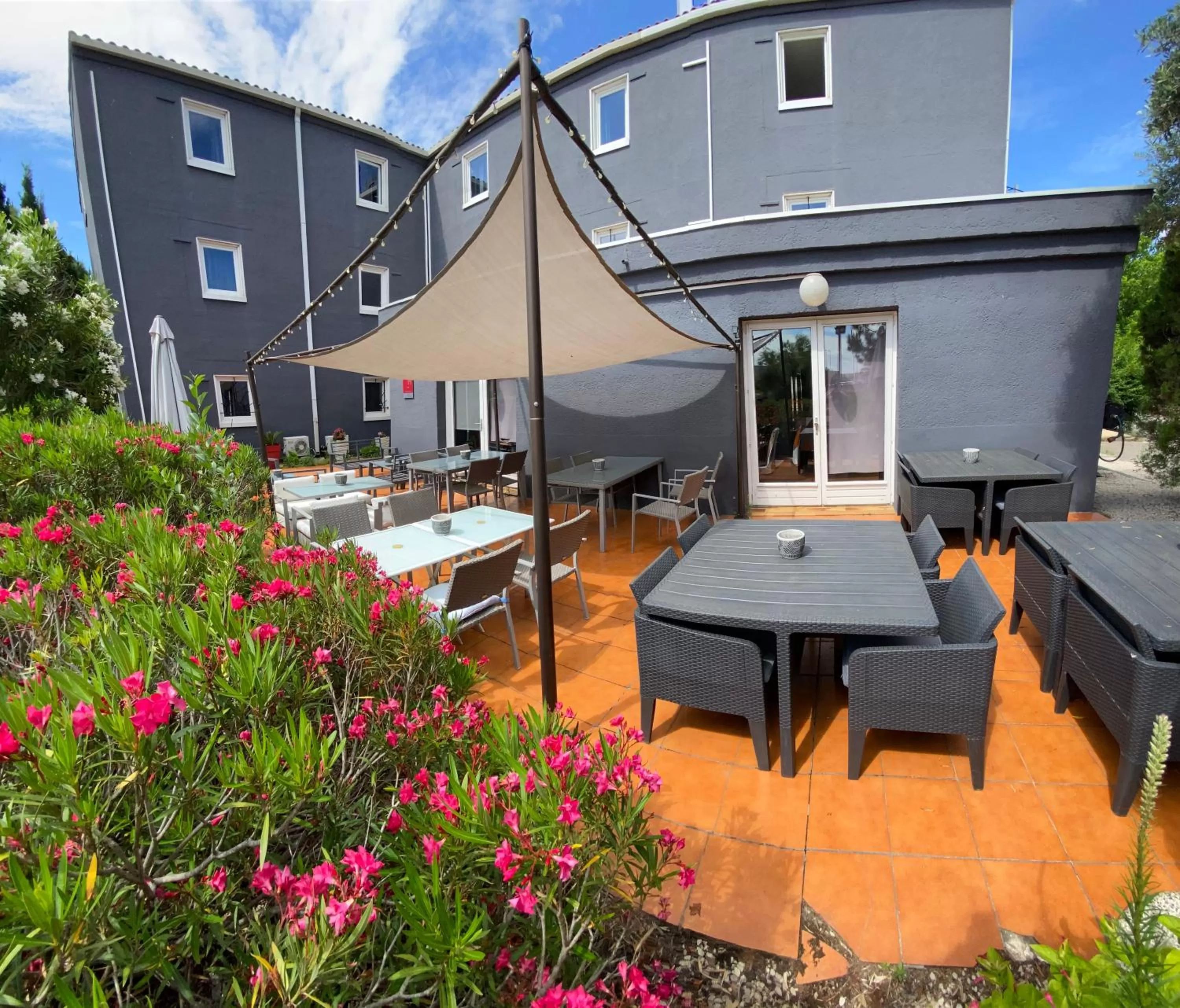 Patio in Contact Hotel LE SUD Montpellier Aéroport Parc Expo Arena