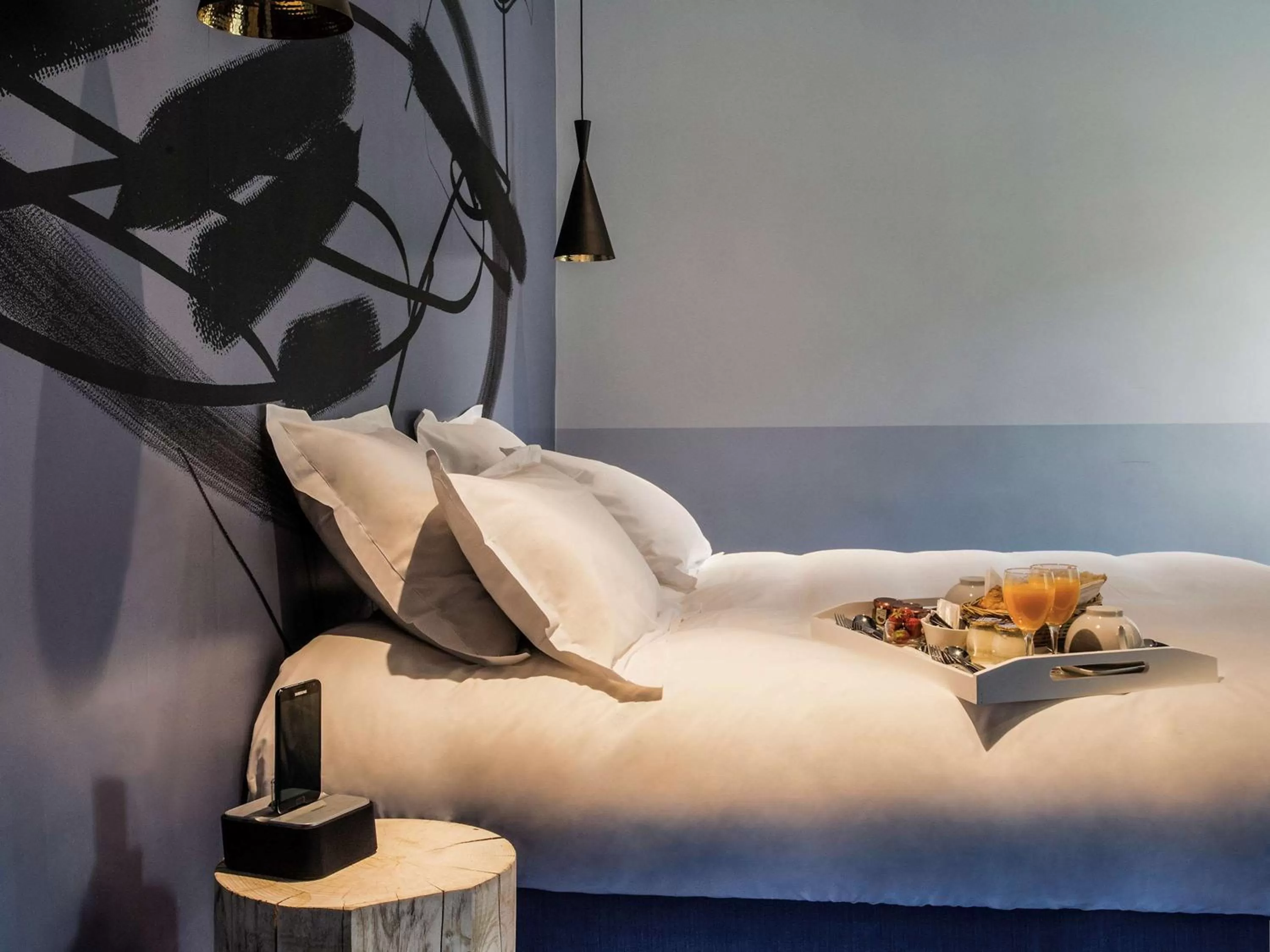 Photo of the whole room, Bed in Hôtel & Spa Jules César Arles - MGallery Hotel Collection