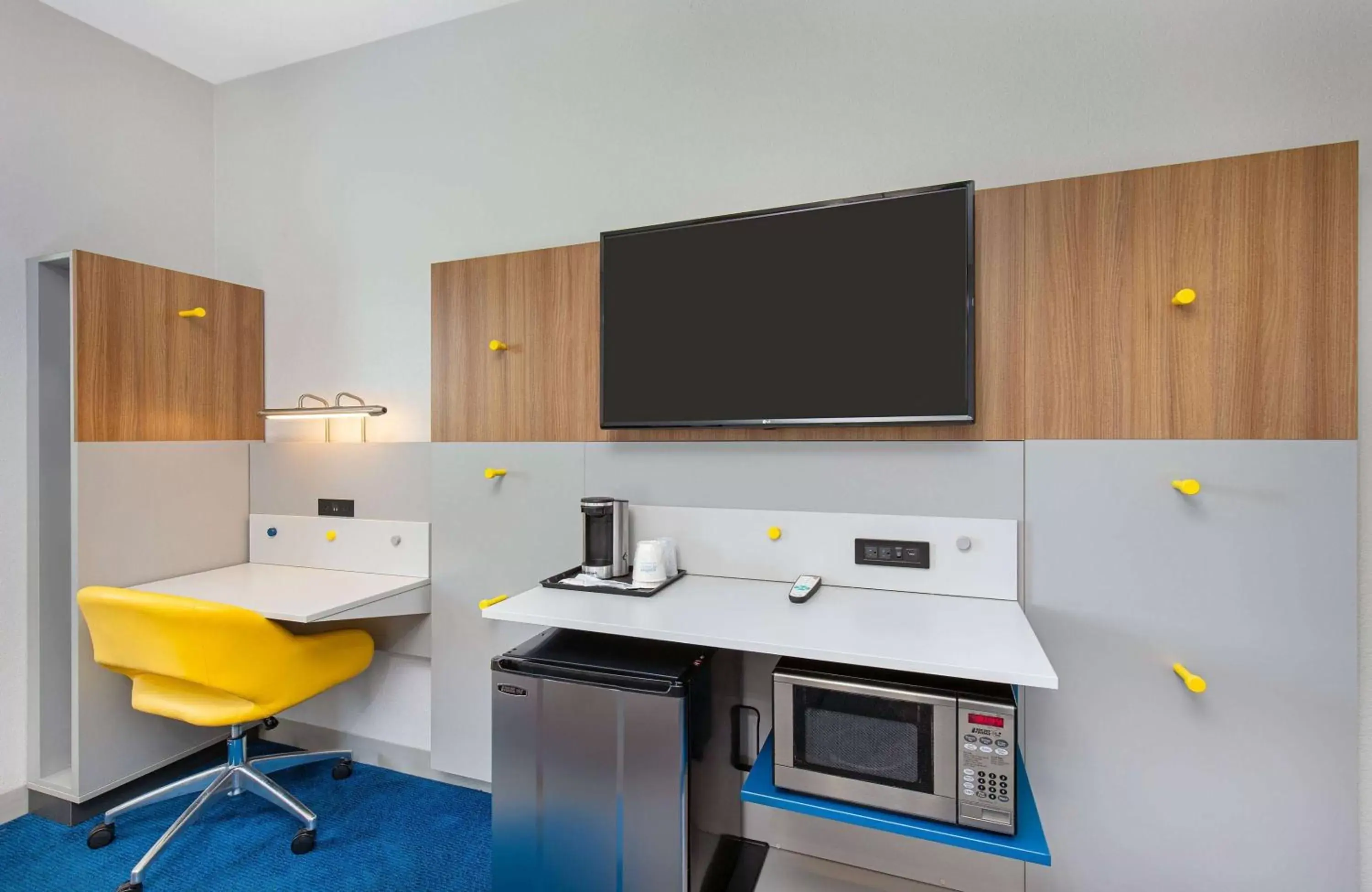 TV and multimedia in Microtel Inn and Suites by Wyndham TV and multimedia in Microtel Inn and Suites by Wyndham