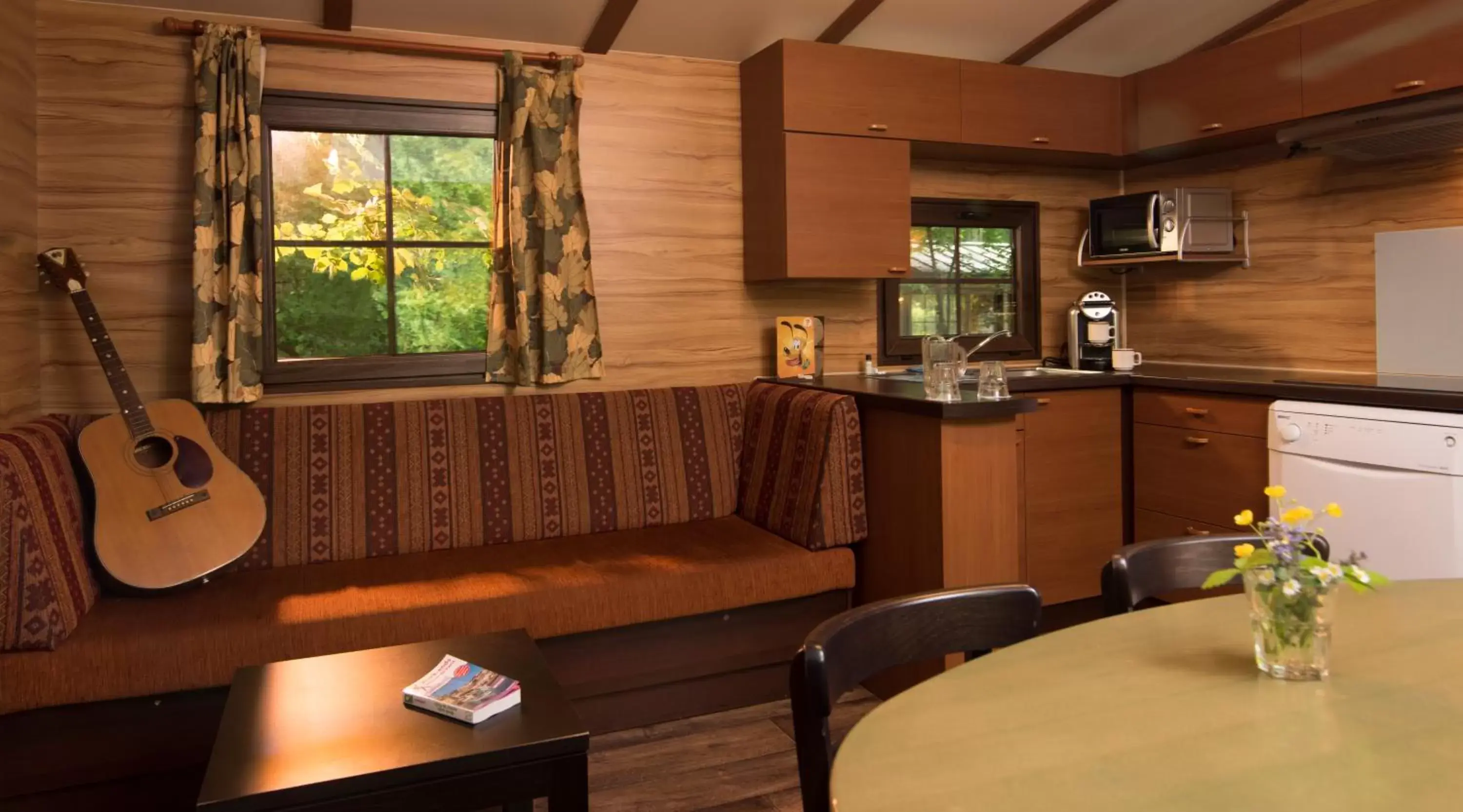 Dining area, Kitchen/Kitchenette in Disney Davy Crockett Ranch