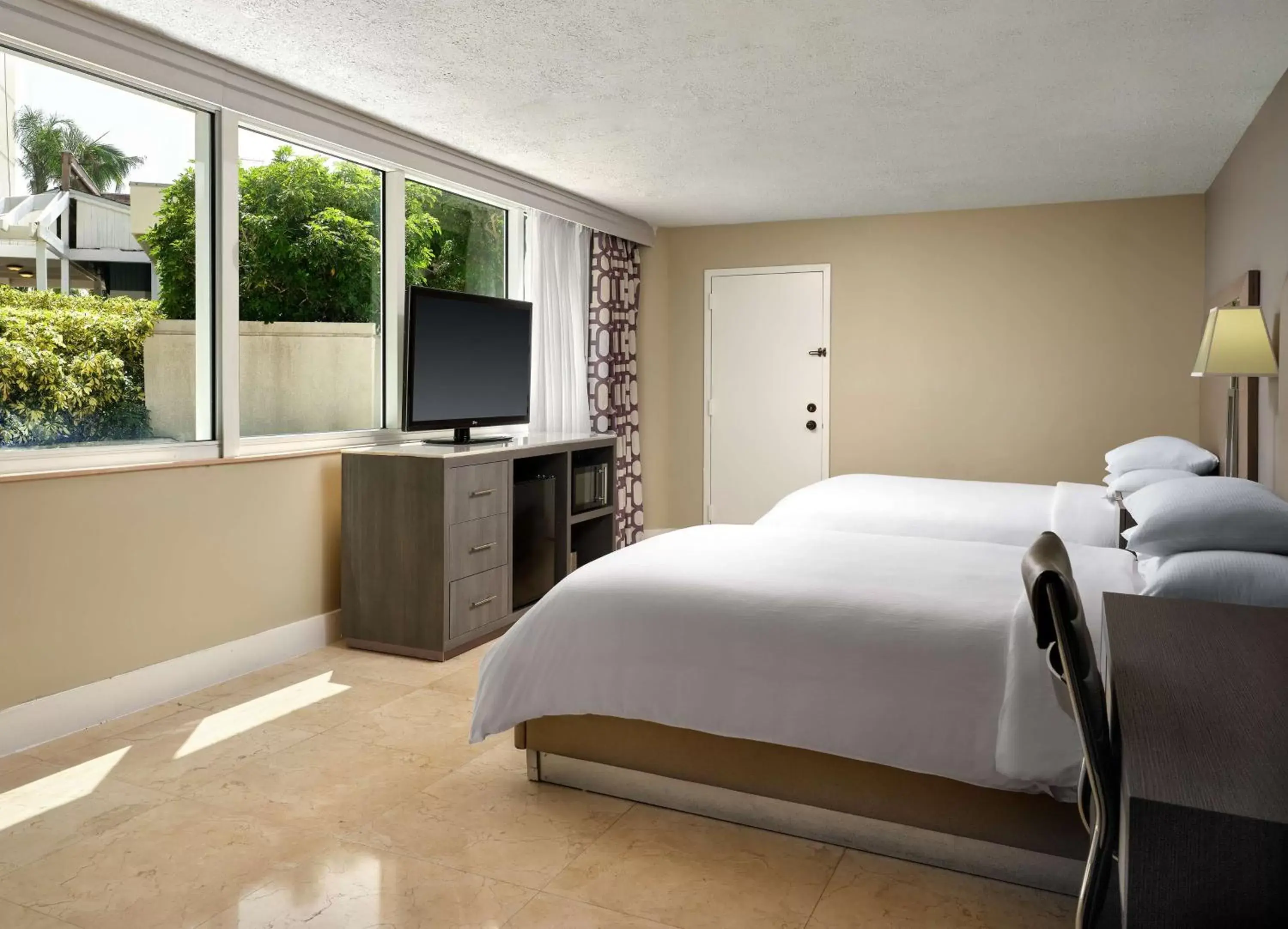 Bed, TV/Entertainment Center in DoubleTree by Hilton Grand Hotel Biscayne Bay