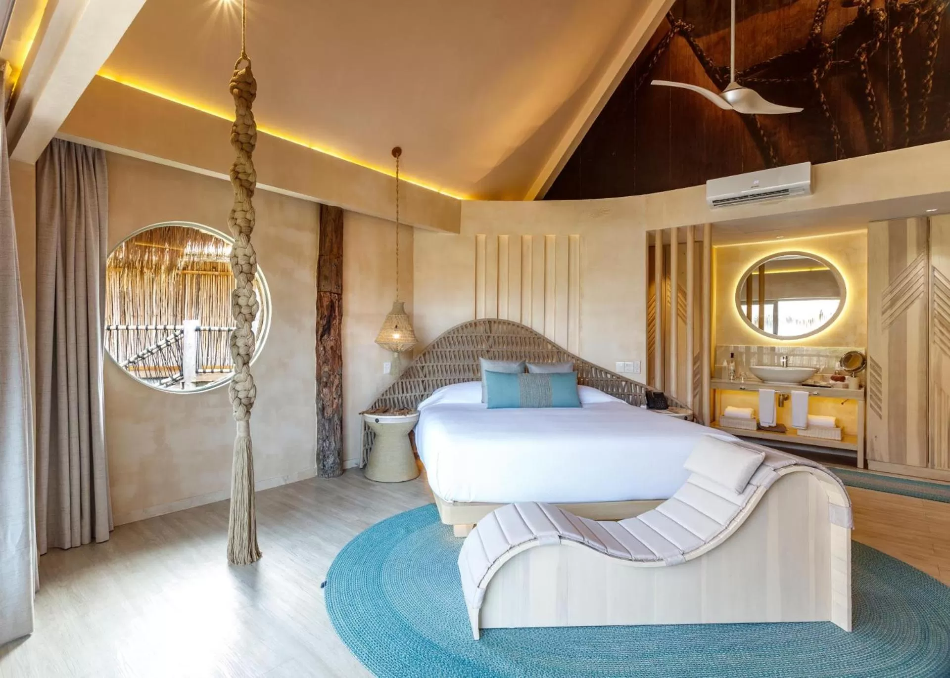 Bathroom, Bed in Hotel Shibari - Restaurant & Cenote Club