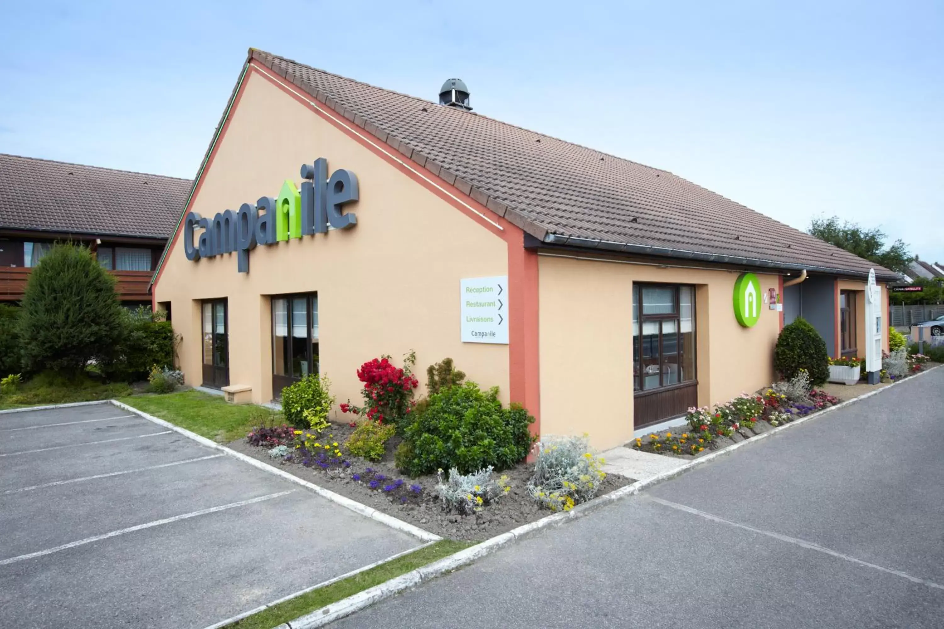 Facade/entrance, Property Building in Campanile Calais