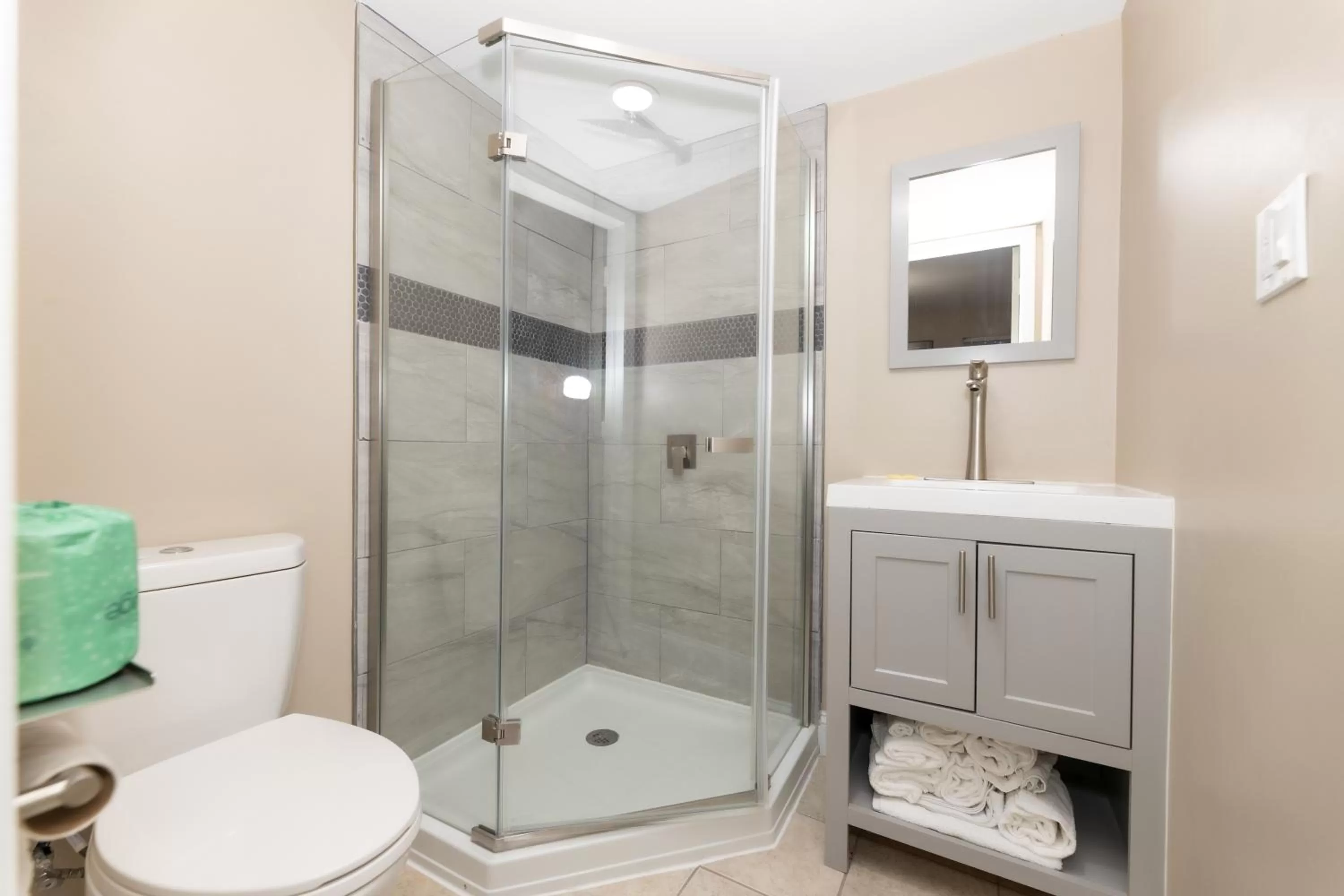Bathroom in Seaside Sands Inn