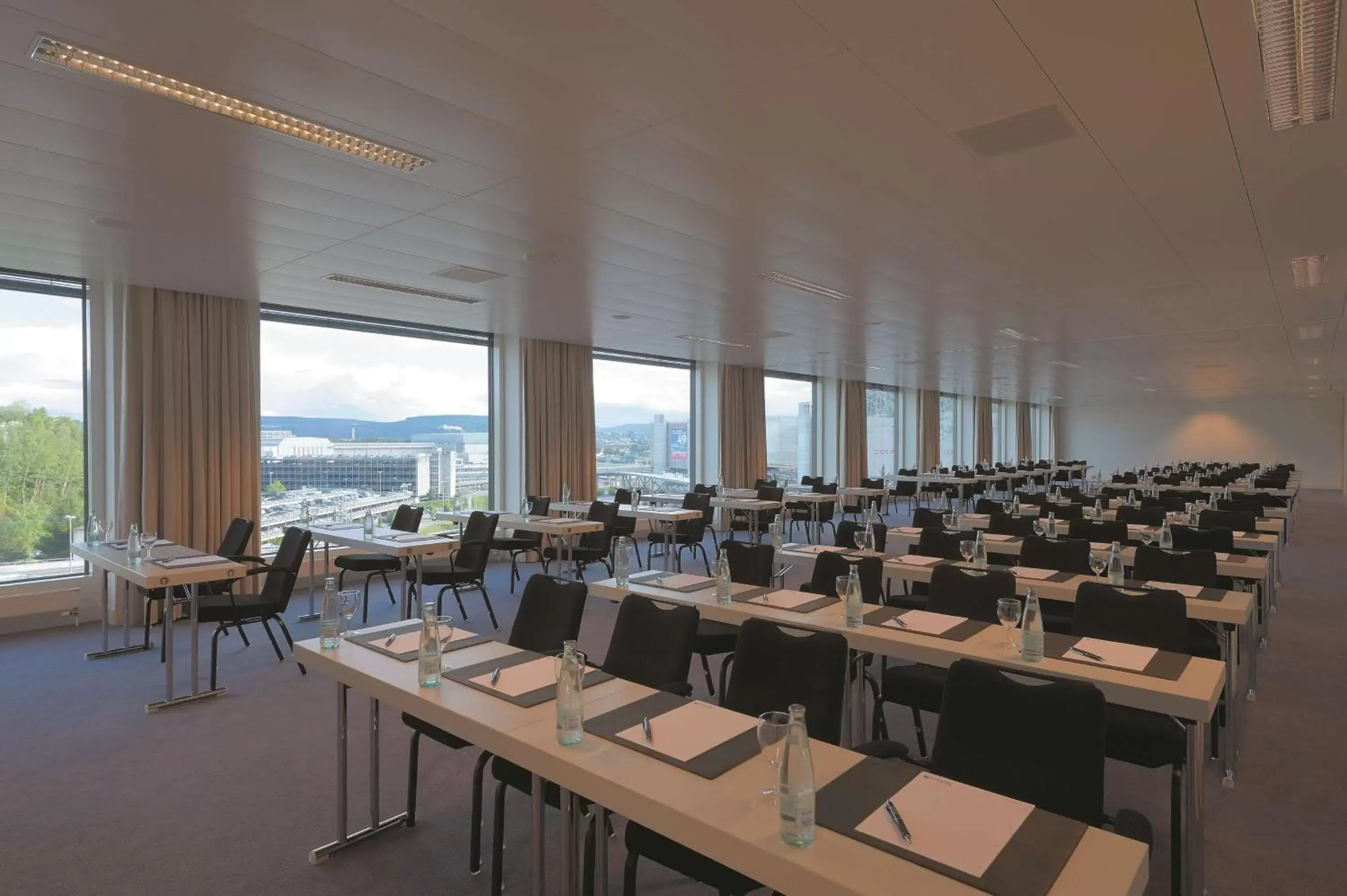 On site, Restaurant/Places to Eat in Radisson Blu Hotel Zurich Airport
