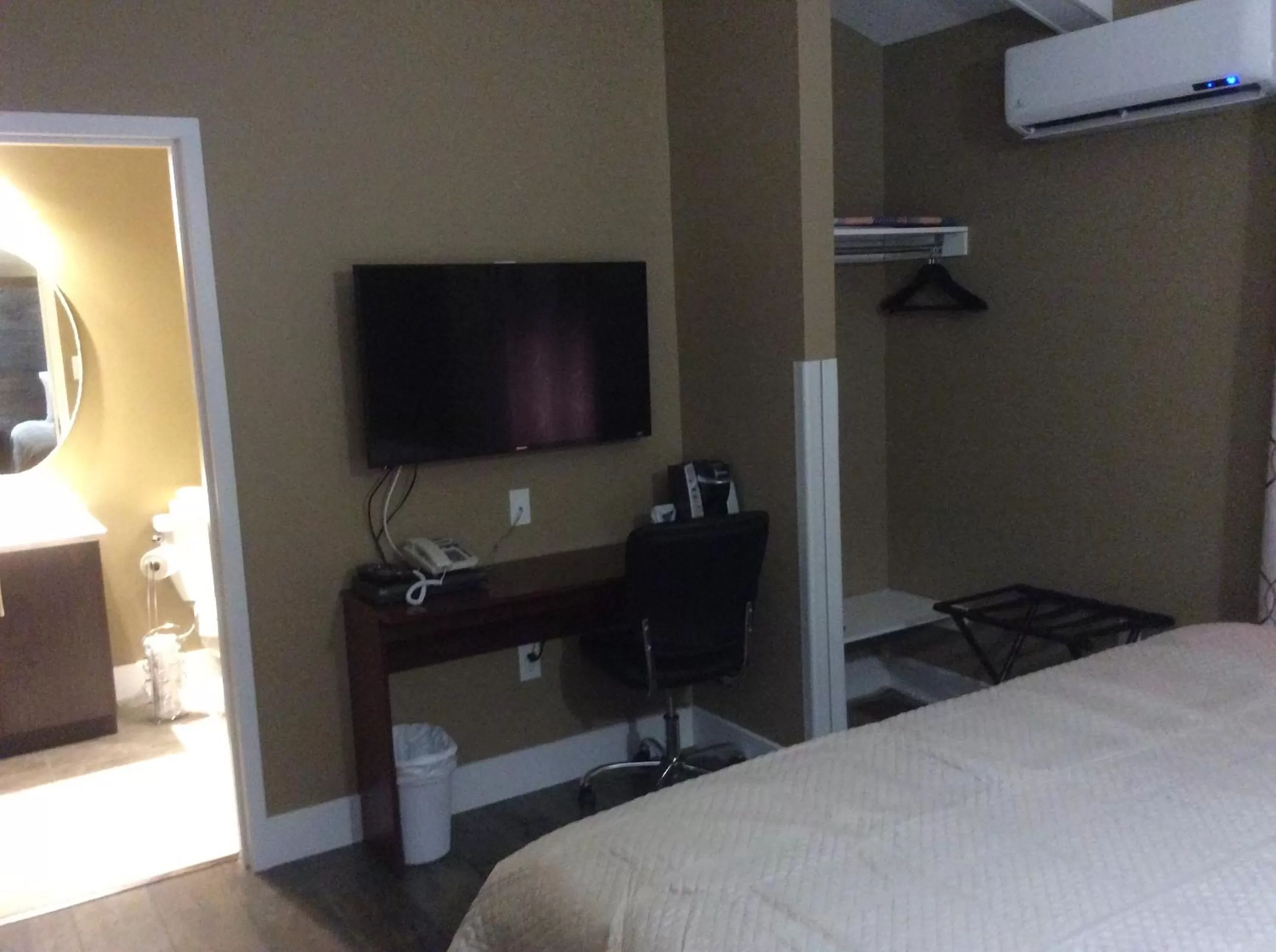 TV and multimedia, TV/Entertainment Center in Villegiature Deux Rivieres Resort