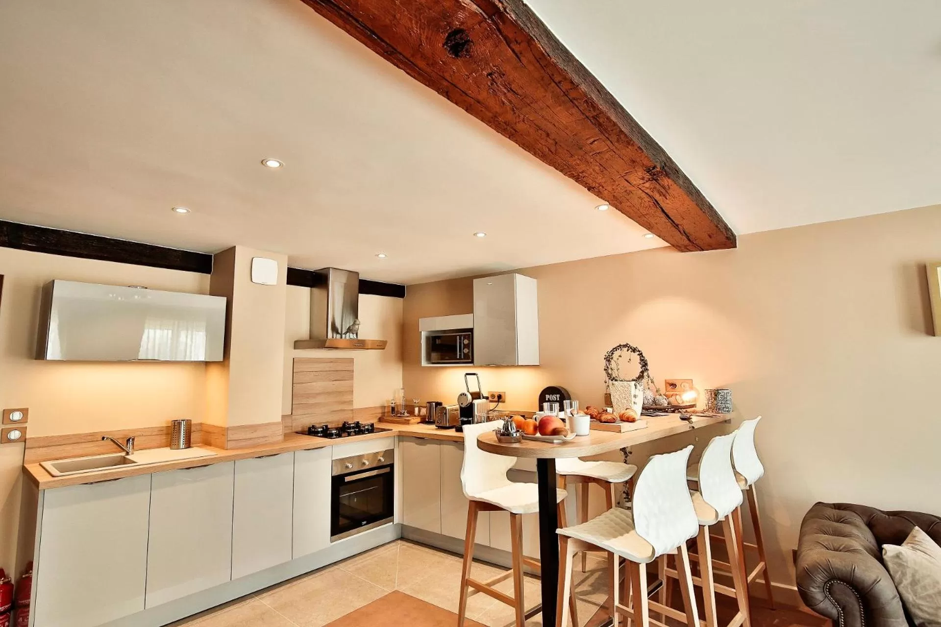 TV and multimedia, Kitchen/Kitchenette in Logis du Parvis ***Face Cathédrale/in front of the Cathedral***