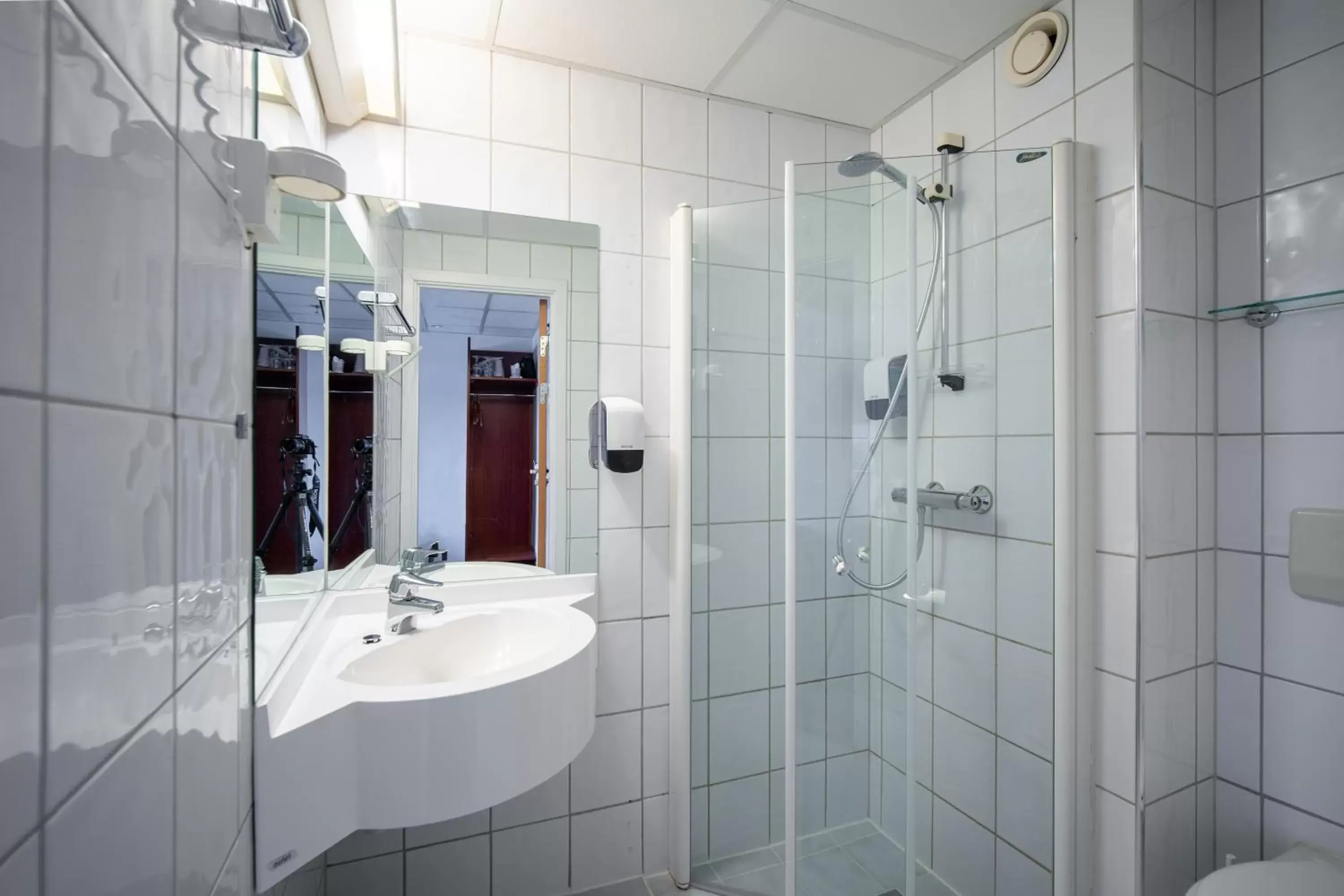 Bathroom in Enter Amalie Hotel