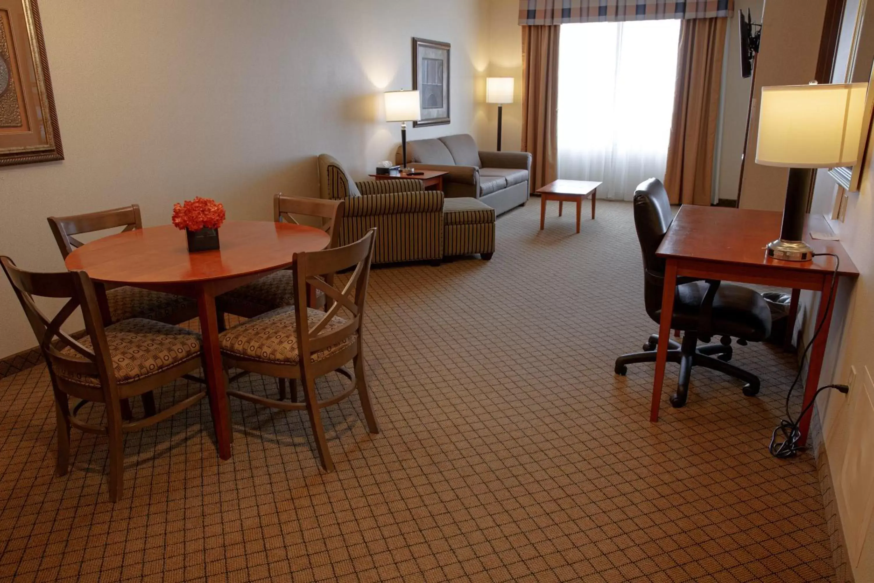 Photo of the whole room, Dining Area in Holiday Inn Battle Creek, an IHG Hotel