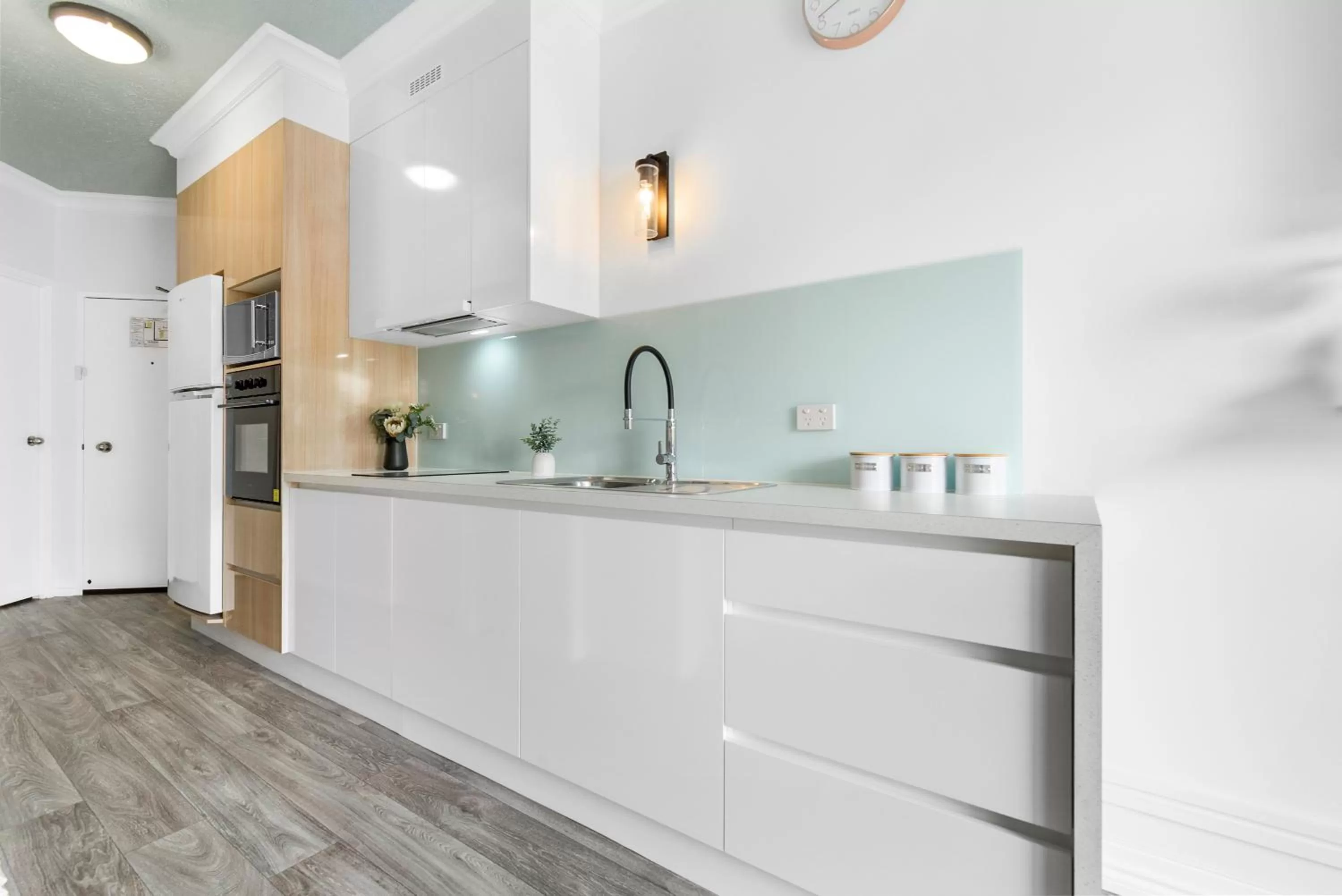 Kitchen or kitchenette in Villa Vaucluse Apartments