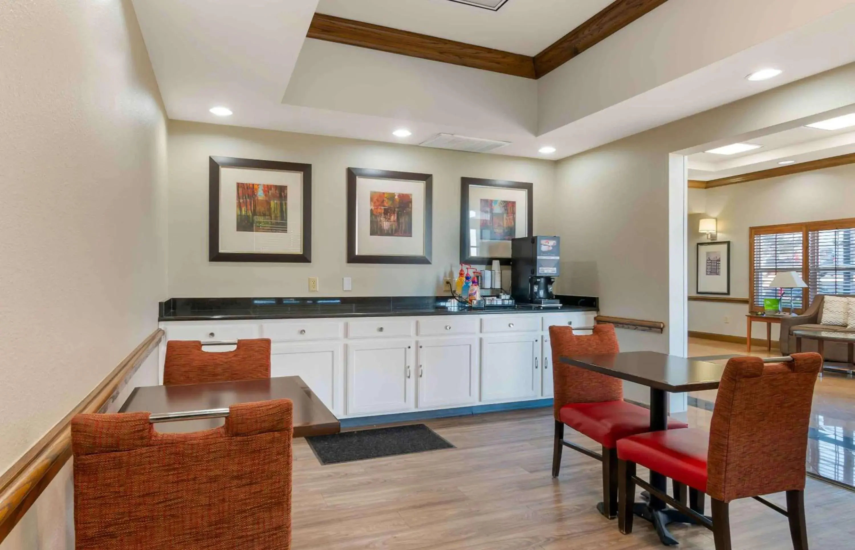 Breakfast, Kitchen/Kitchenette in Extended Stay America Suites - Kansas City - Lenexa - 87th St