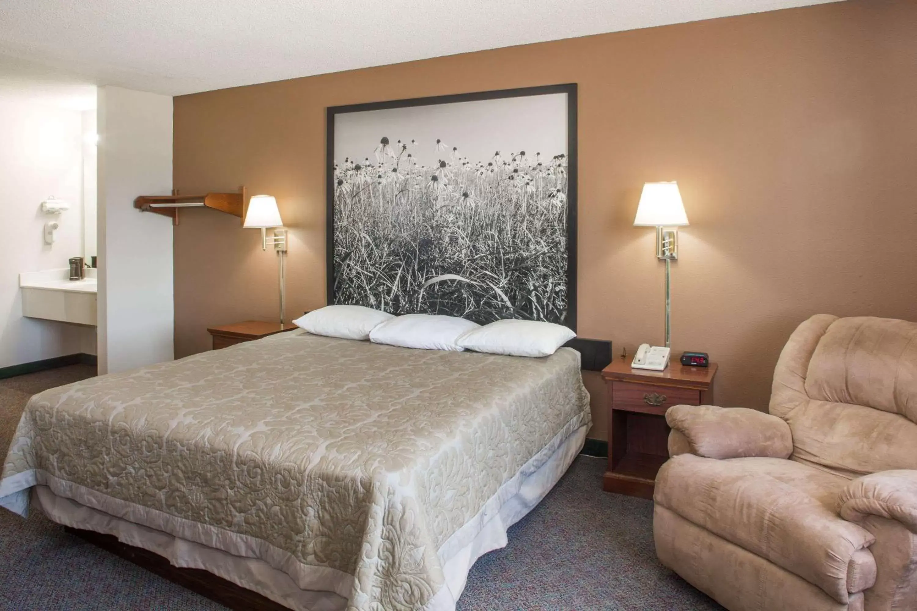 Photo of the whole room, Bed in Super 8 by Wyndham Richmond