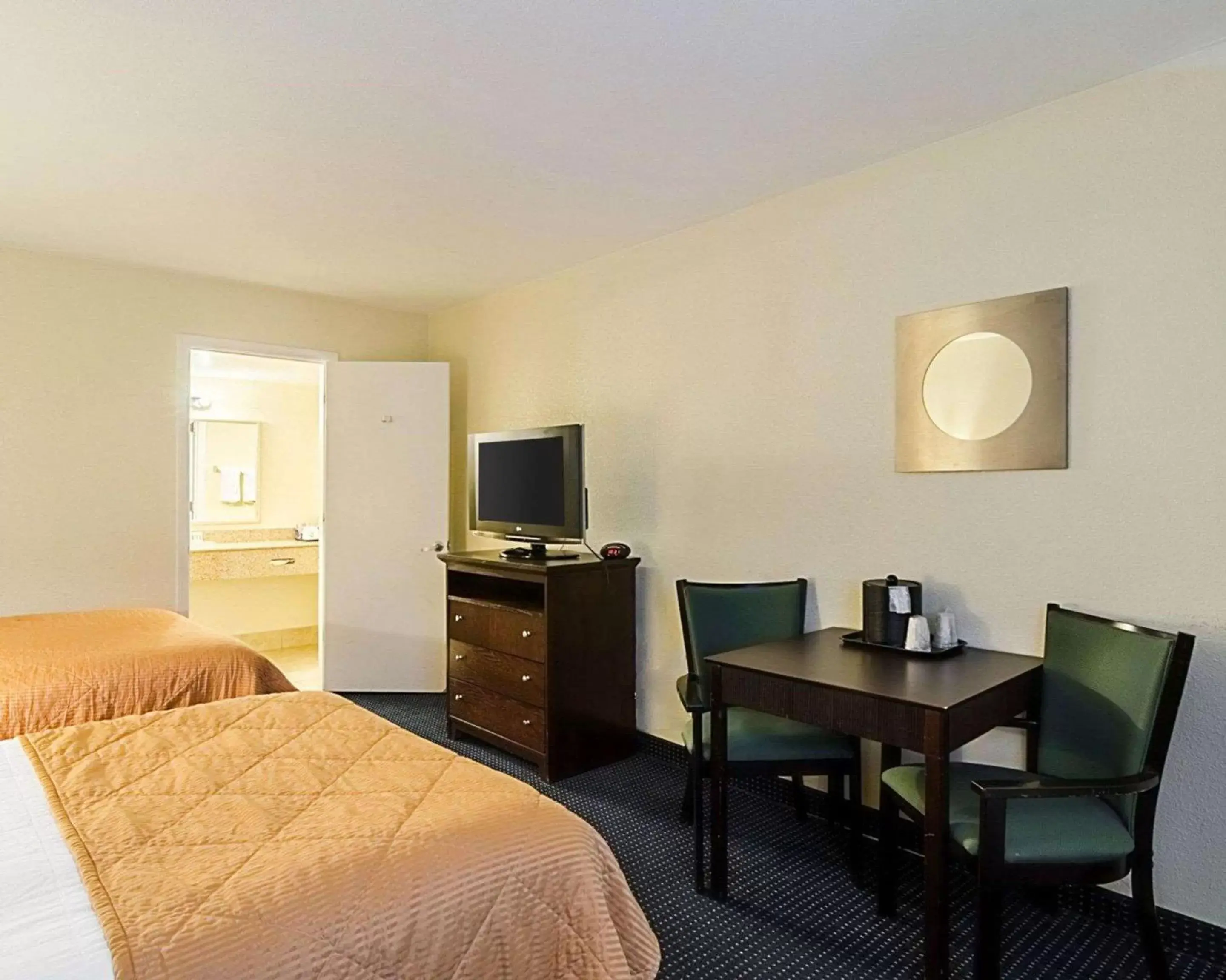 Photo of the whole room, TV/Entertainment Center in Rodeway Inn & Suites Williamsburg Central