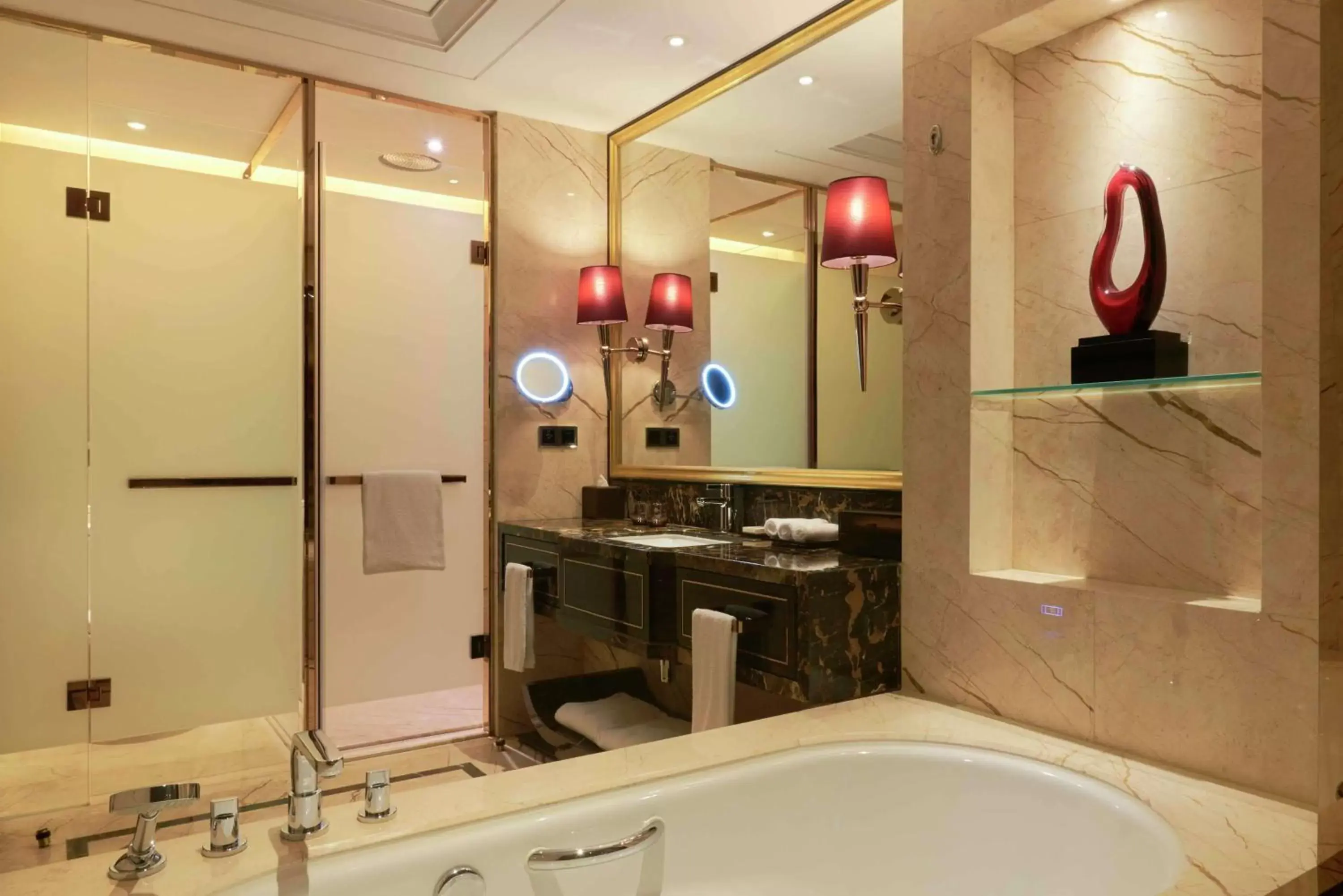 Bathroom in Hilton Zhengzhou