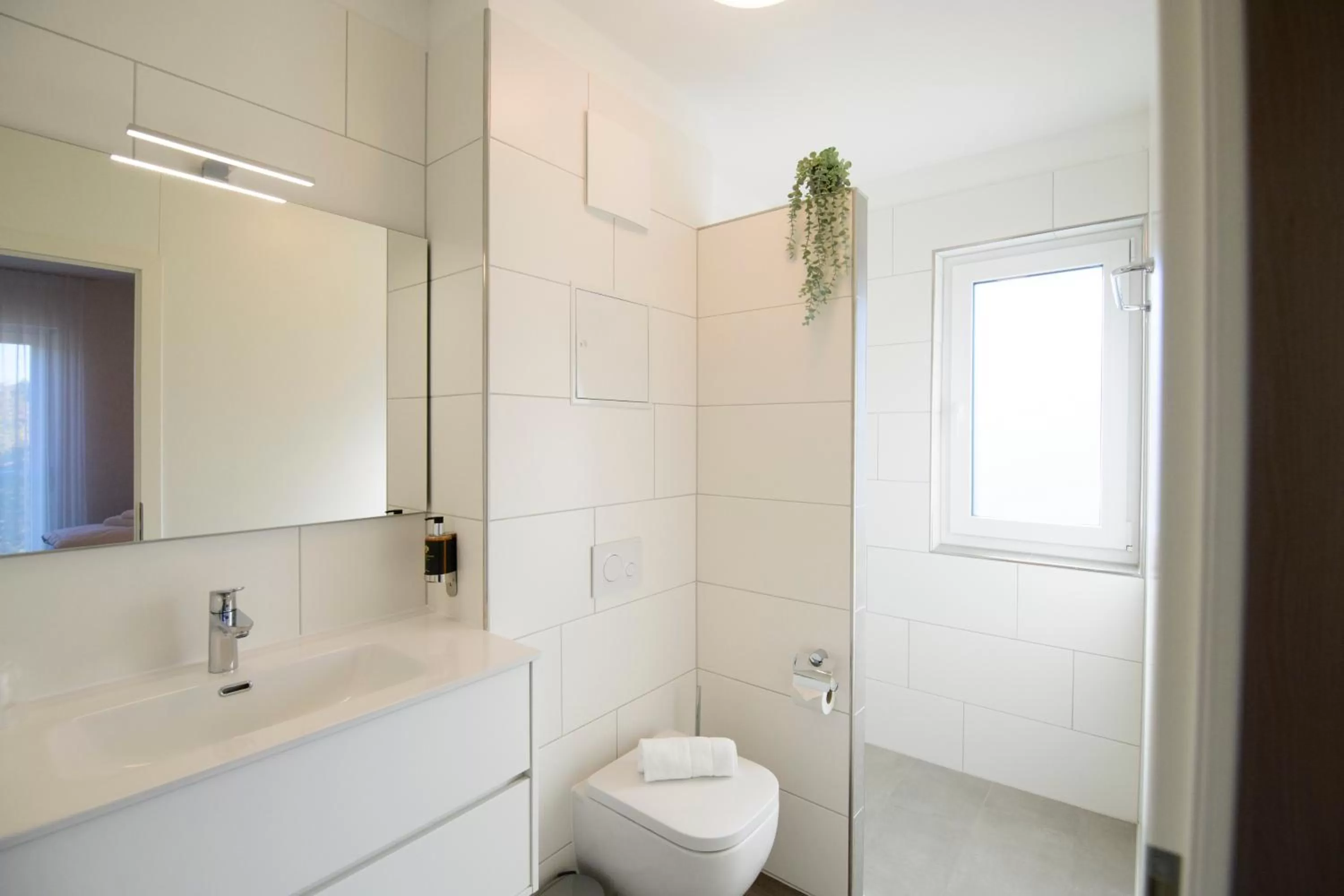 Bathroom in Smart & Stay Aparthotel Saarbrücken Süd - Self-Check-In - Free Parking