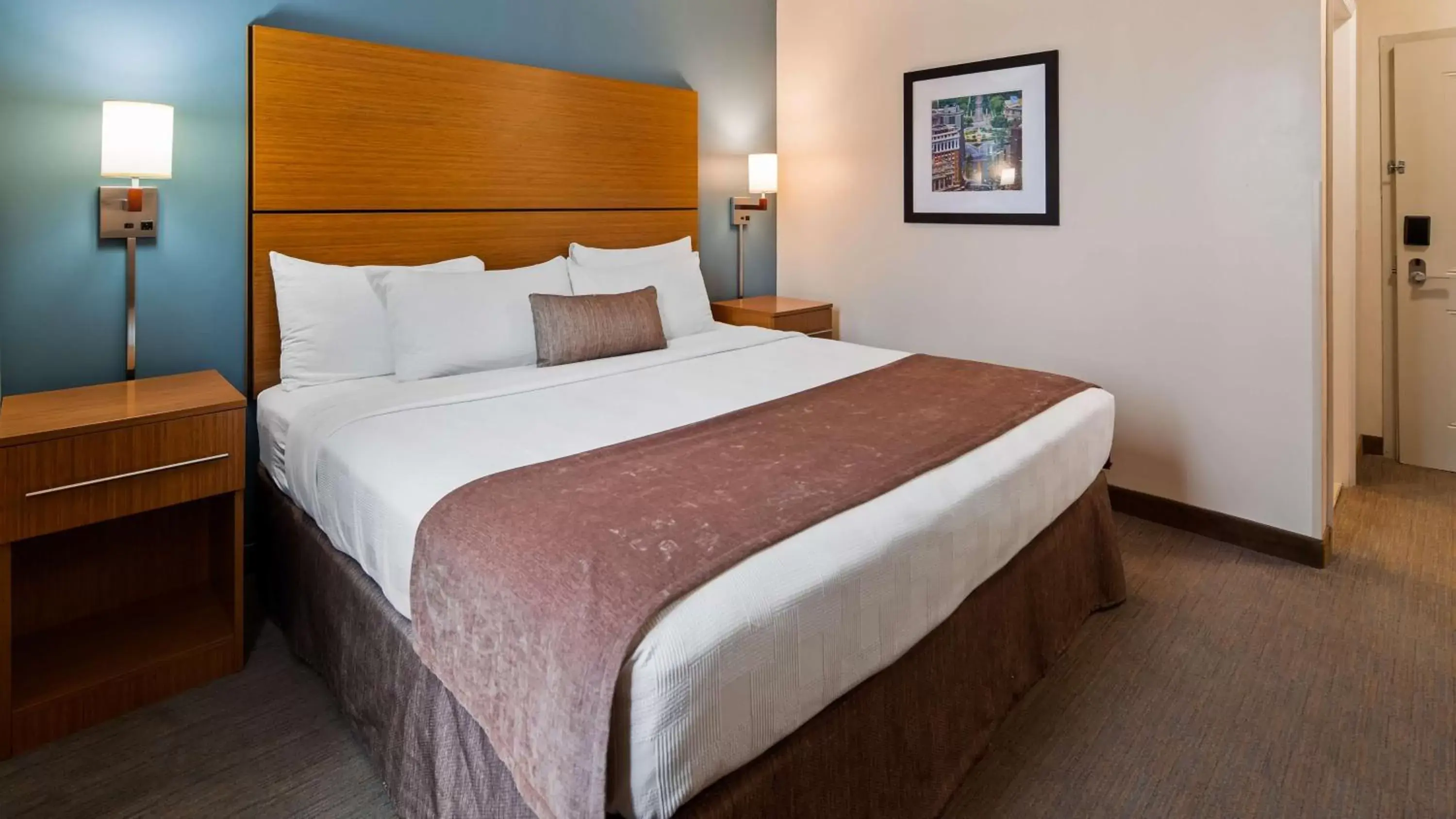 Bed in Best Western Plus Philadelphia Convention Center Hotel