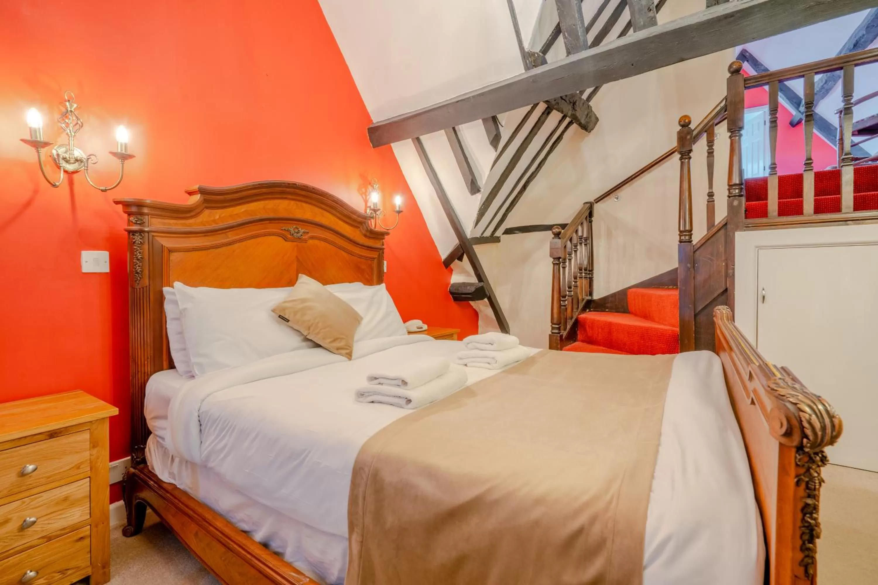 Bedroom, Bed in Crown Hotel Cotswold