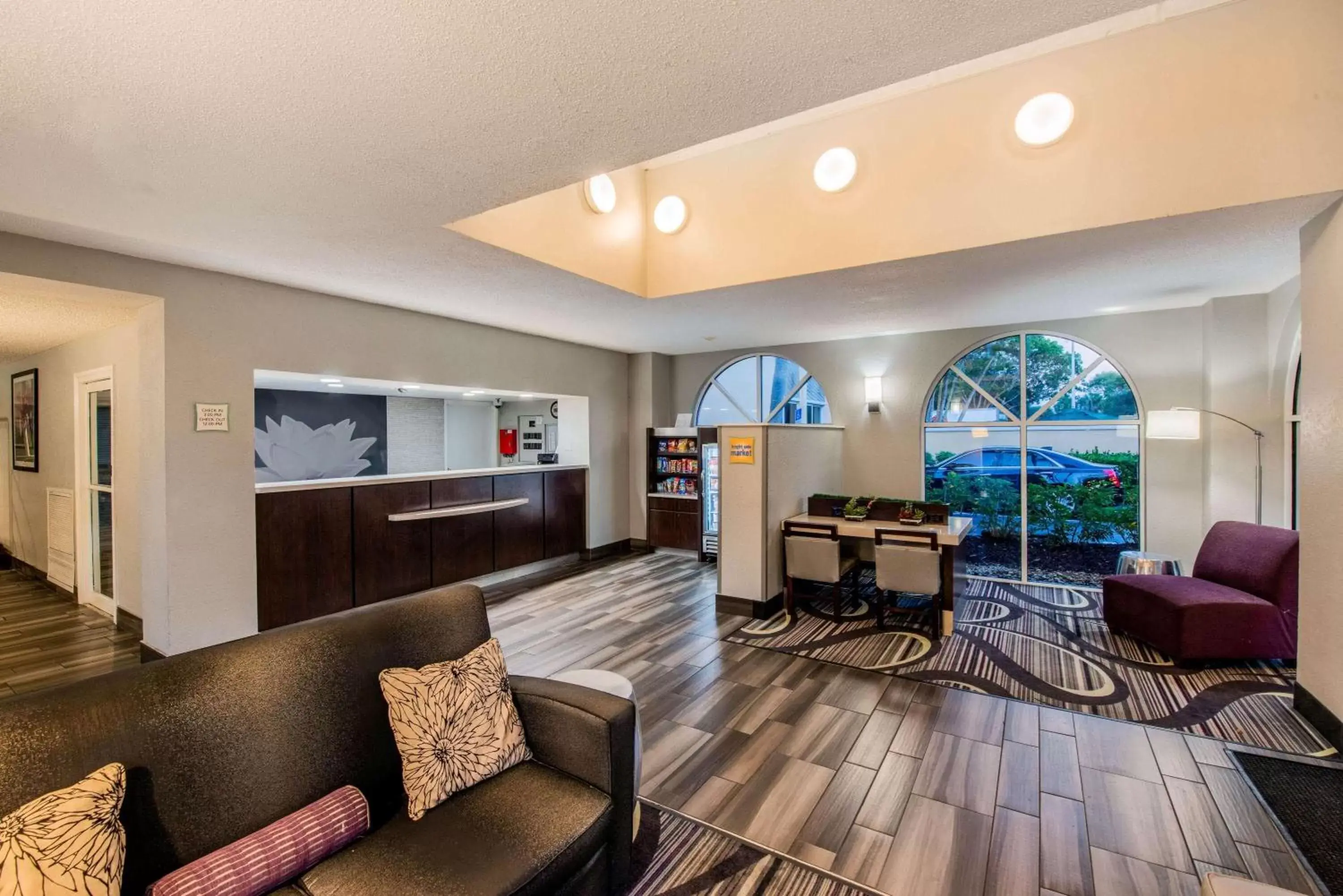 Lobby or reception, Seating Area in La Quinta by Wyndham Fort Lauderdale Tamarac