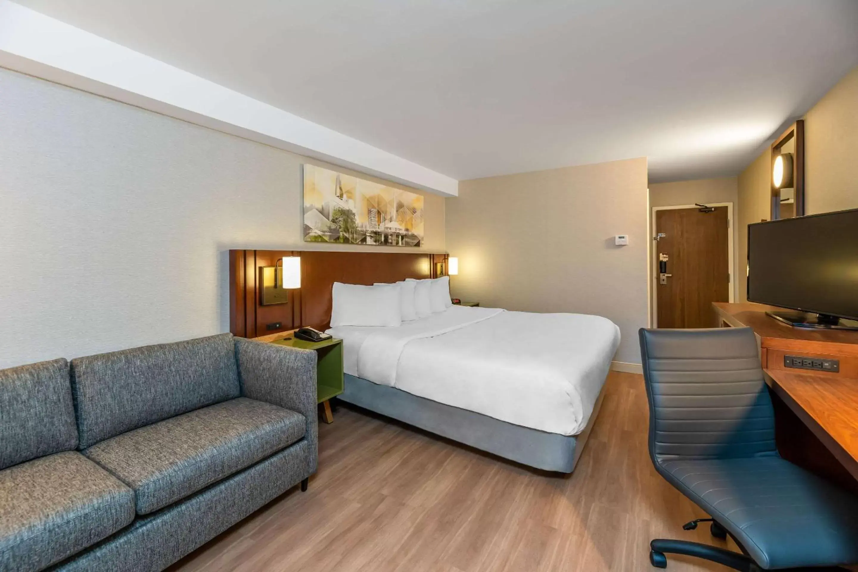 Photo of the whole room, Bed in Comfort Inn Boucherville