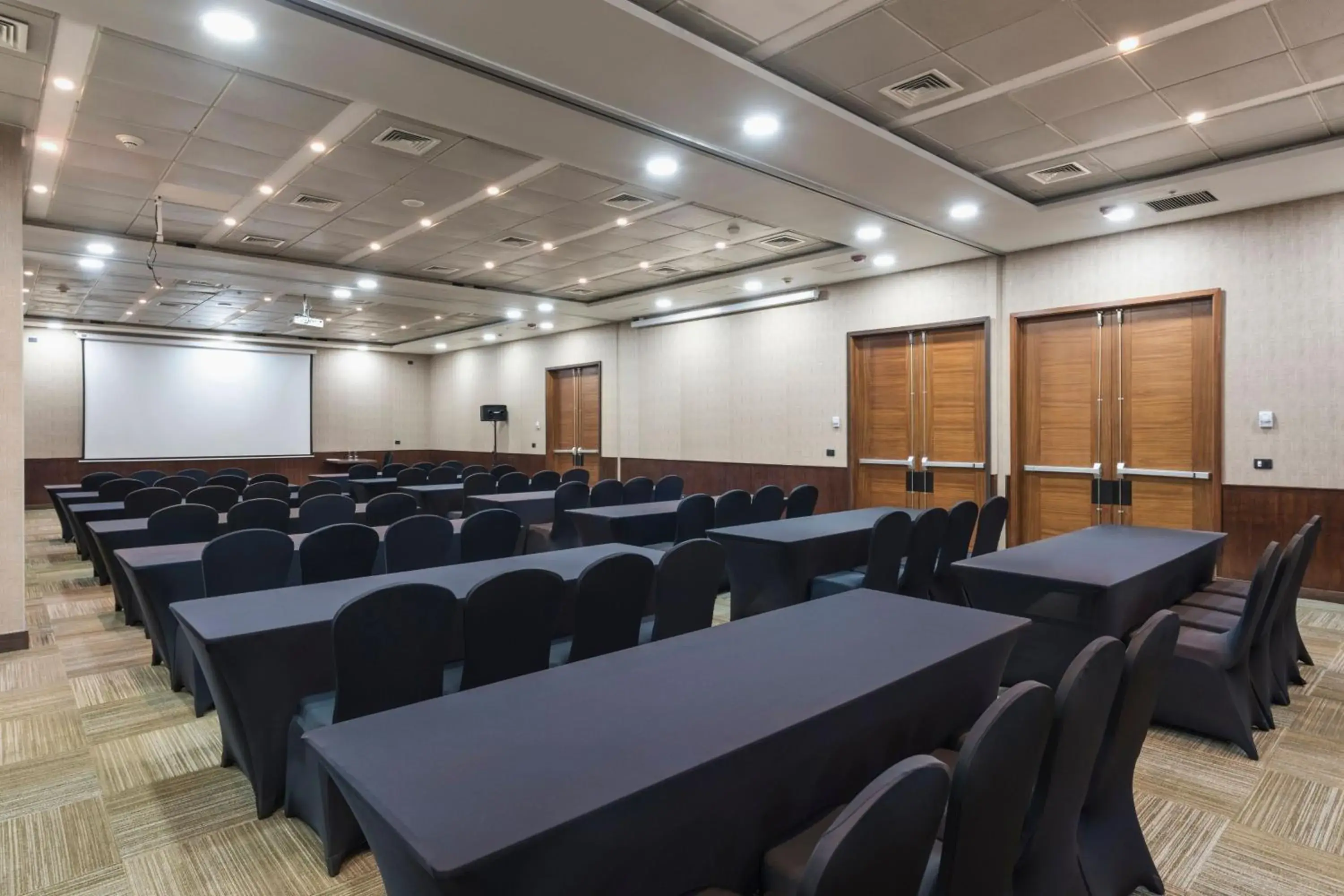 Meeting/conference room in Courtyard by Marriott Puerto Montt
