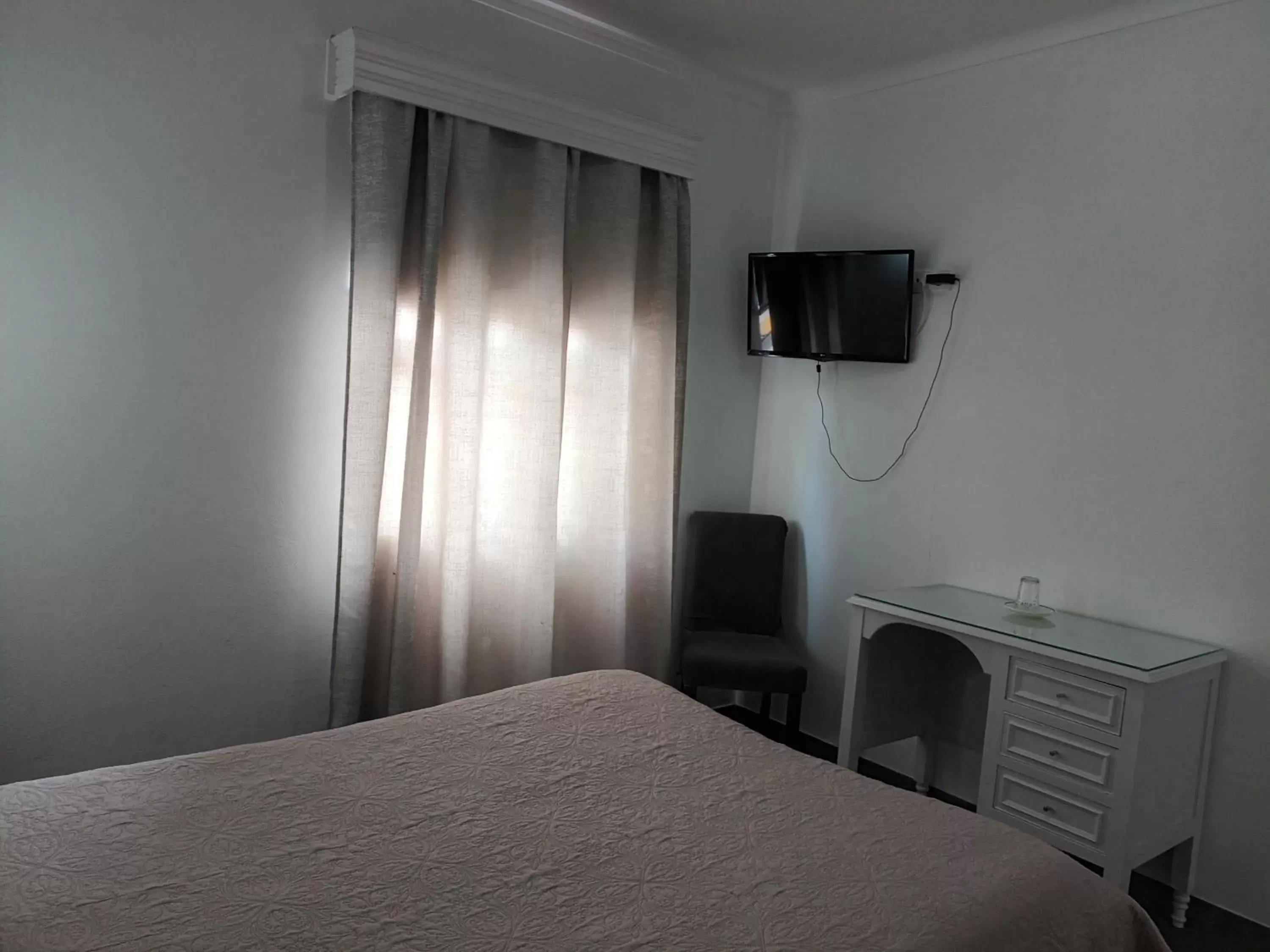 Bed, TV/Entertainment Center in Hotel Branco I