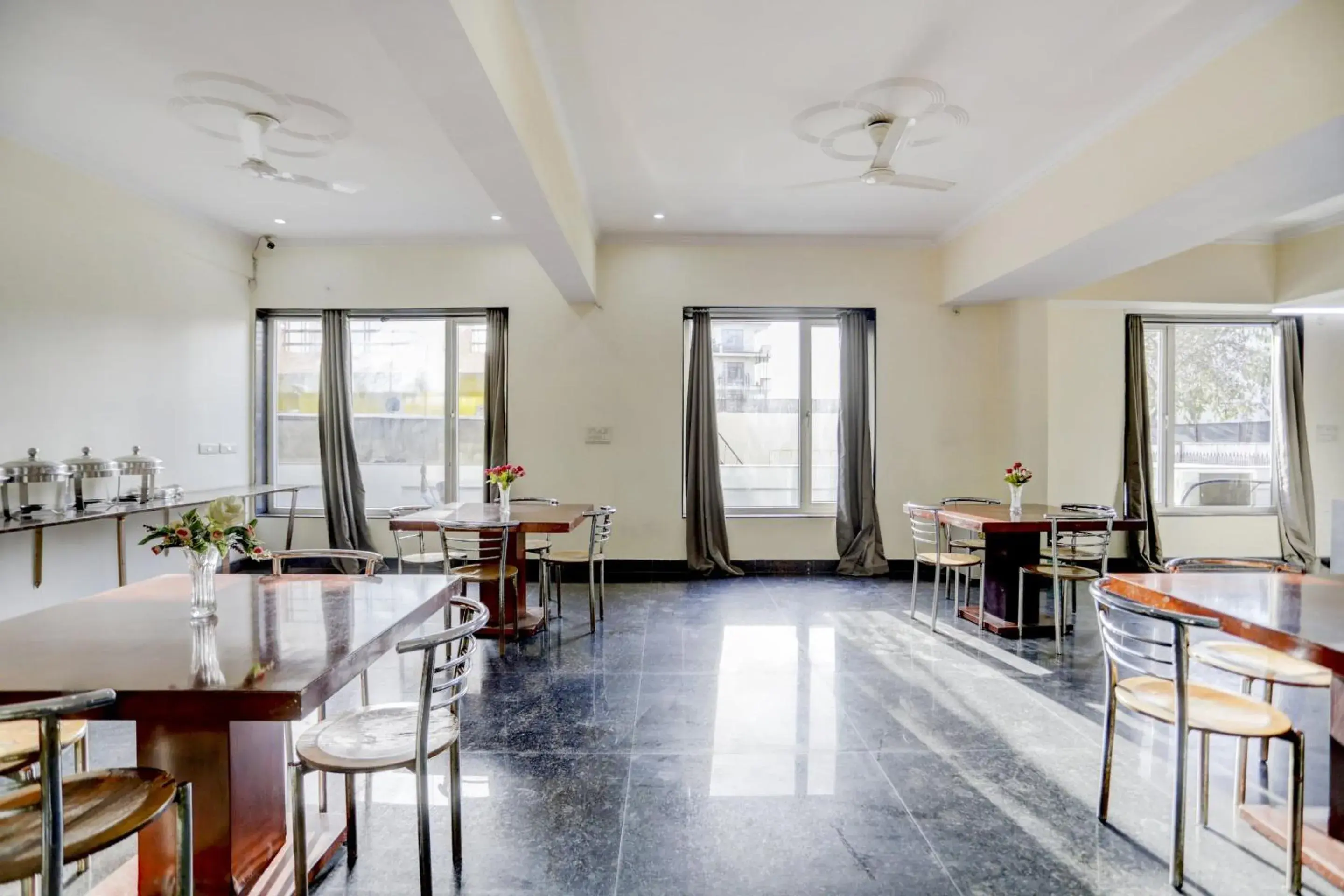 Restaurant/places to eat in Super OYO Townhouse 412 Aditya International