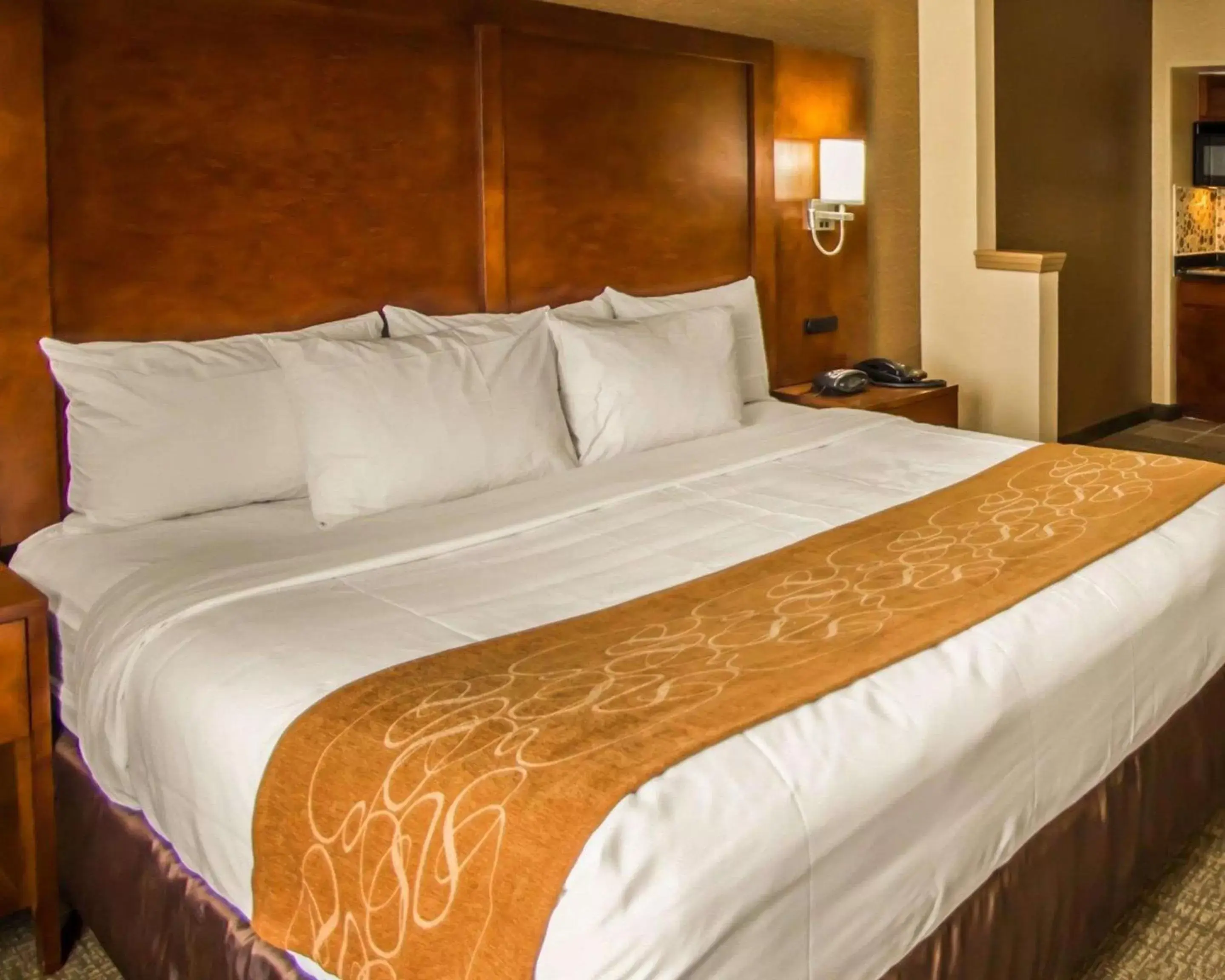 Photo of the whole room, Bed in Quality Suites NYC Gateway Photo of the whole room, Bed in Quality Suites NYC Gateway