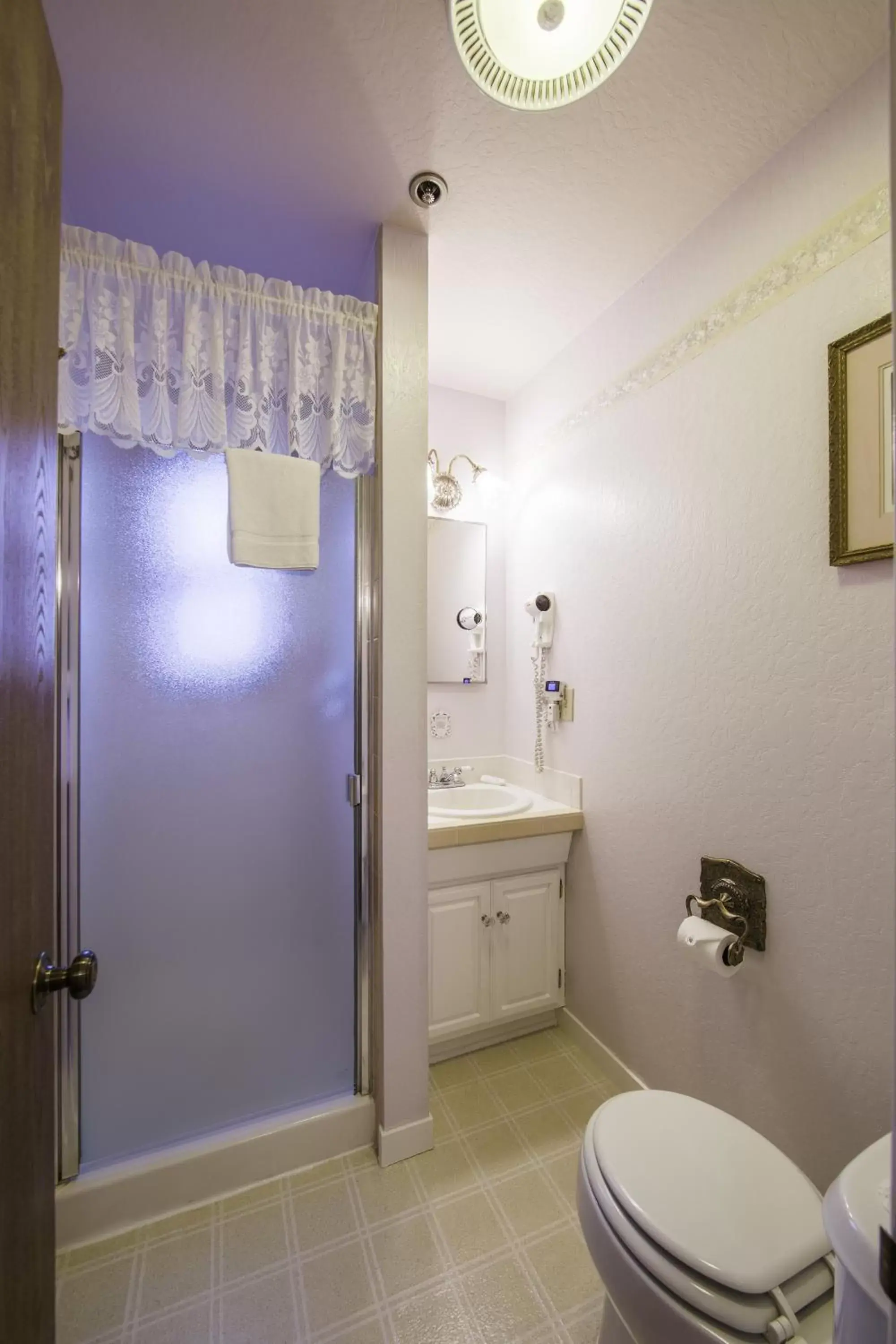 Bathroom in Historic Cary House Hotel