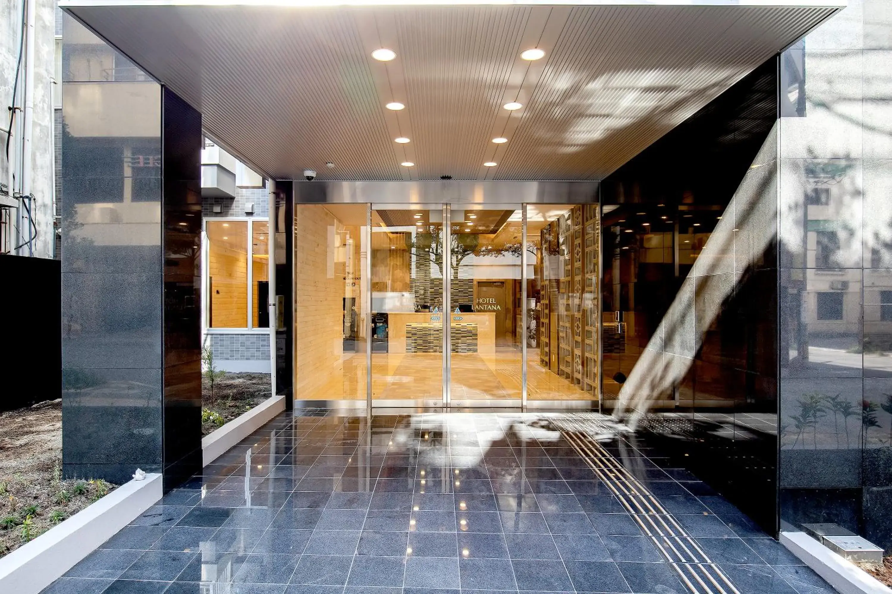 Facade/entrance in Hotel Lantana Naha Matsuyama Facade/entrance in Hotel Lantana Naha Matsuyama