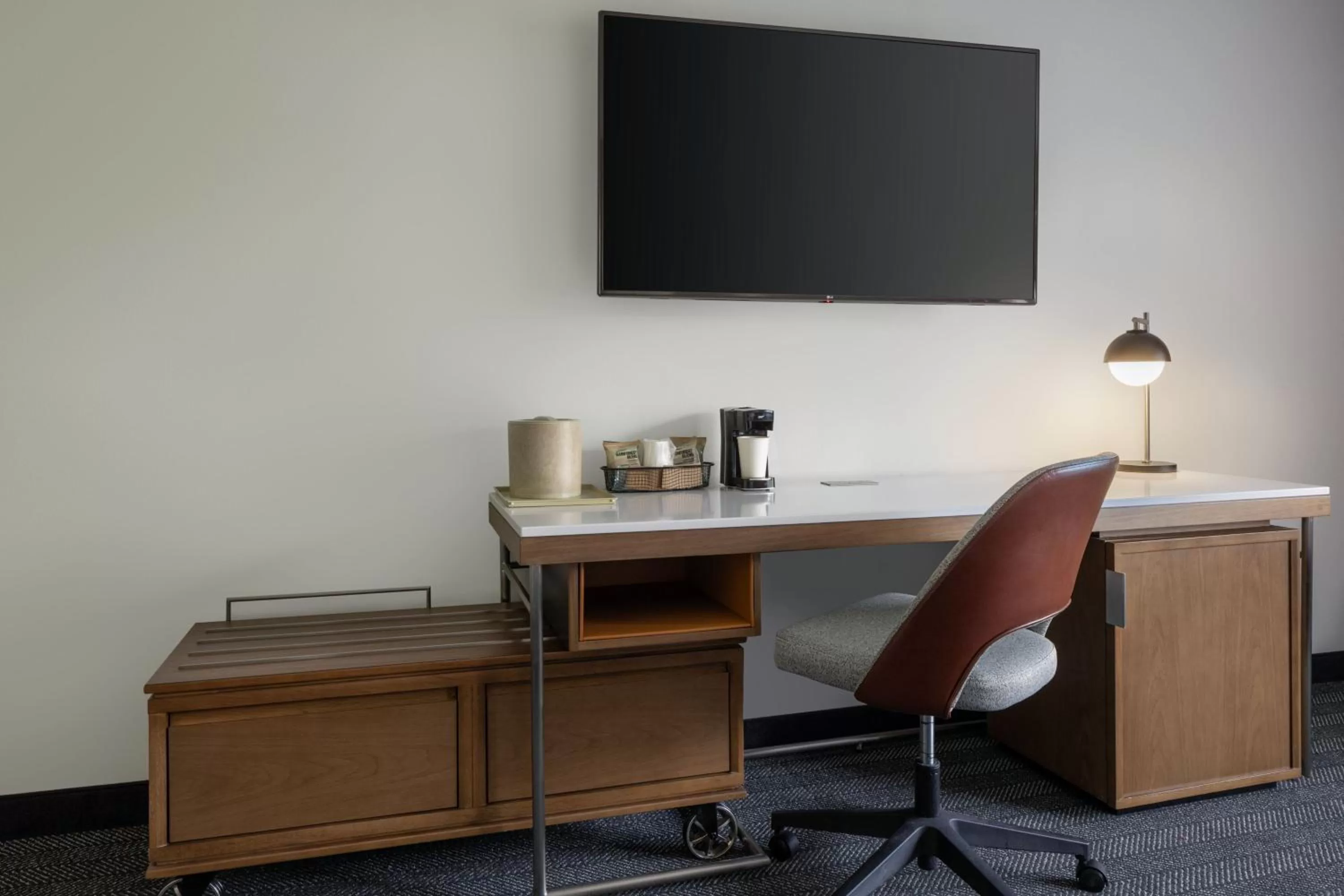 Bedroom in Courtyard Edison Woodbridge