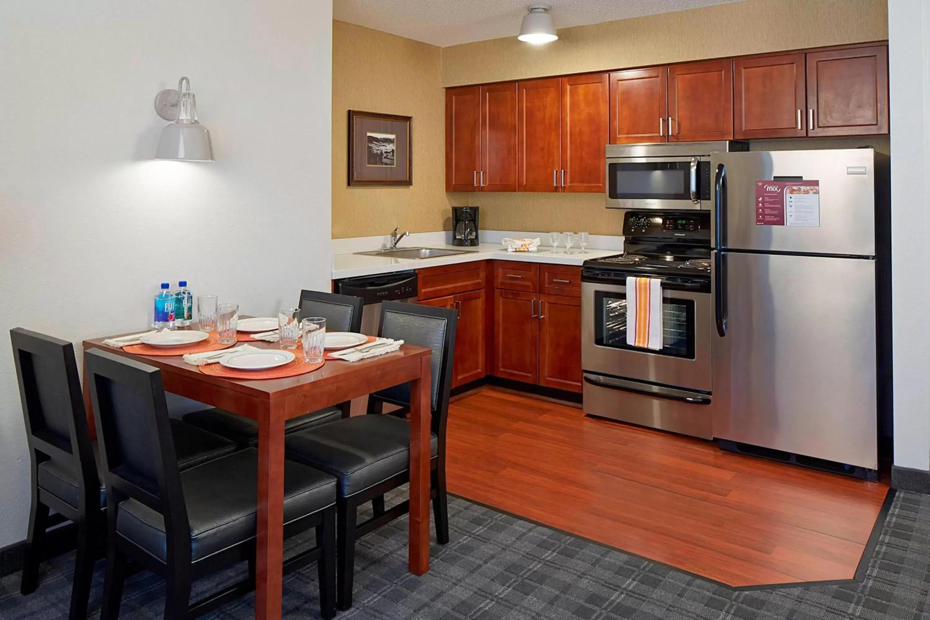 Bedroom, Kitchen/Kitchenette in Residence Inn Minneapolis Downtown at The Depot