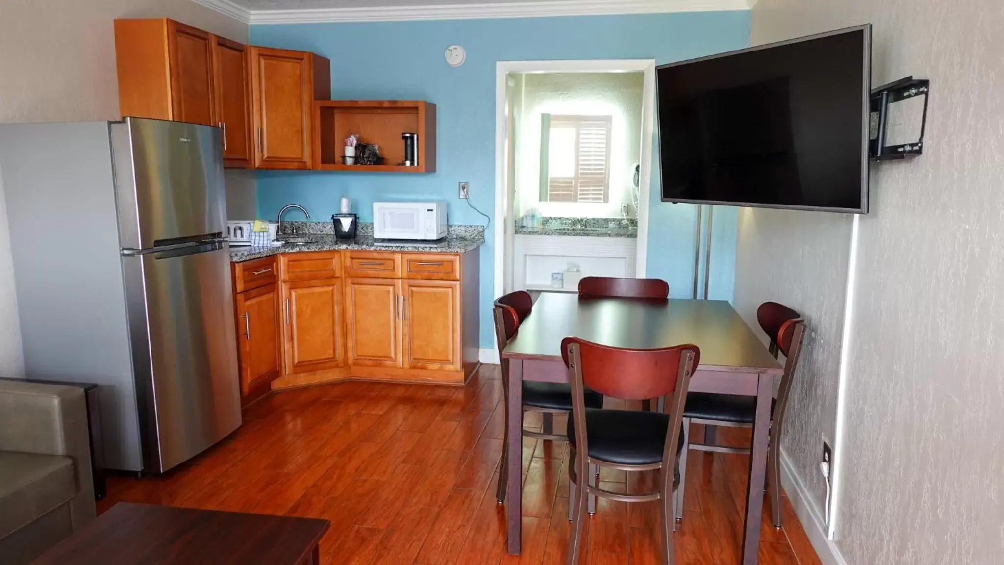 Kitchen or kitchenette, Kitchen/Kitchenette in Melbourne All Suites Inn near I95