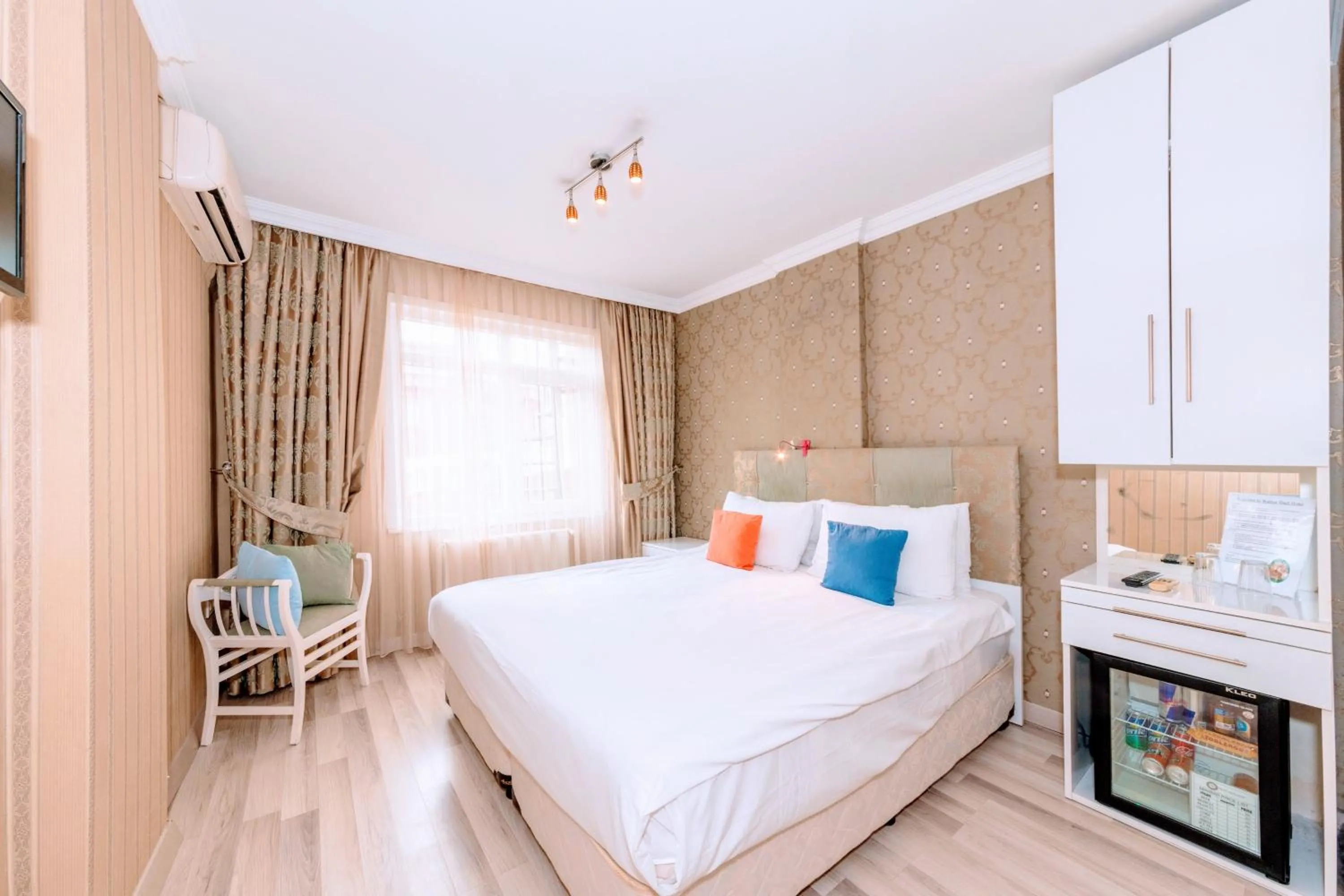 Photo of the whole room, Bed in Walnut Shell Hotel