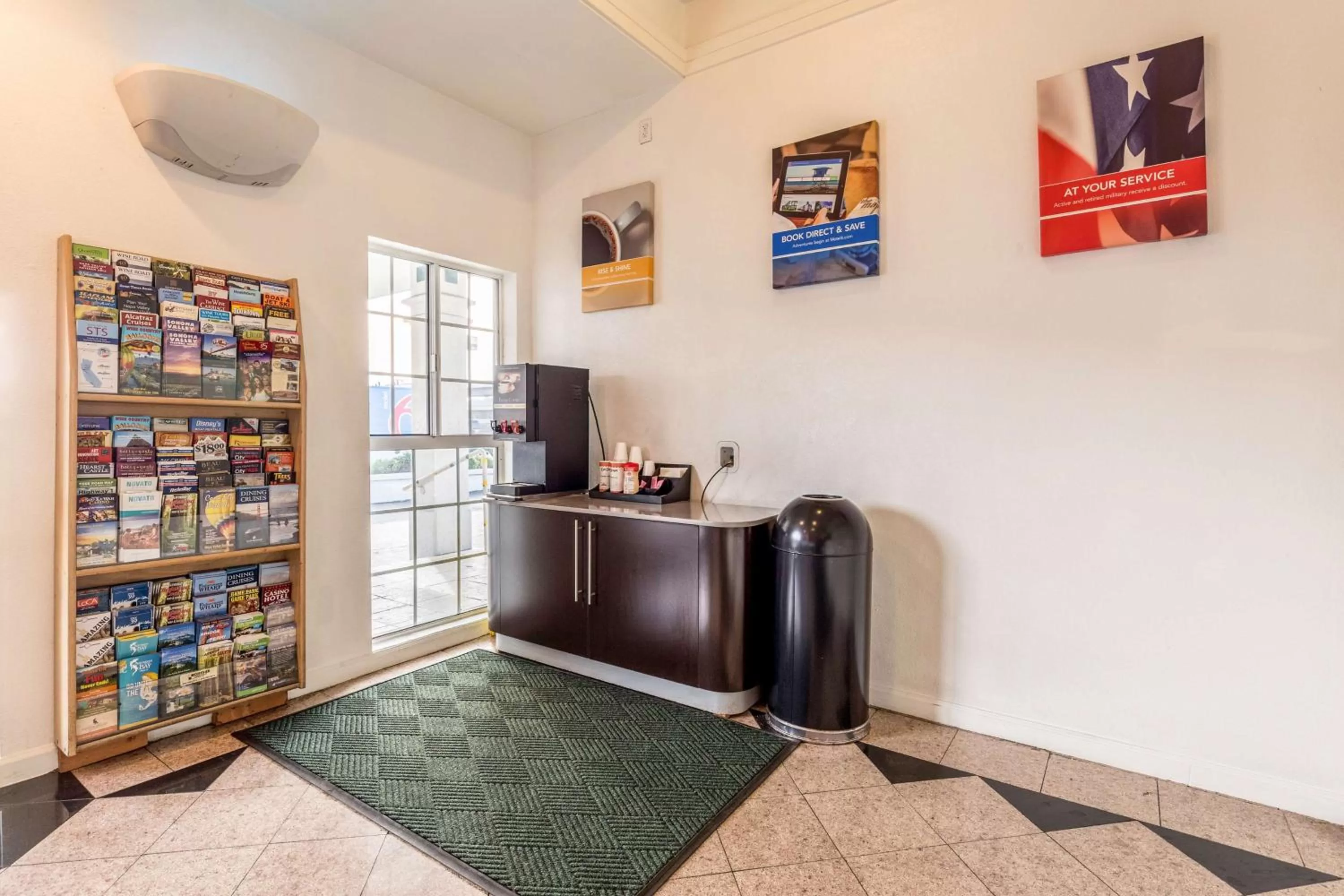 Lobby or reception in Motel 6 San Rafael