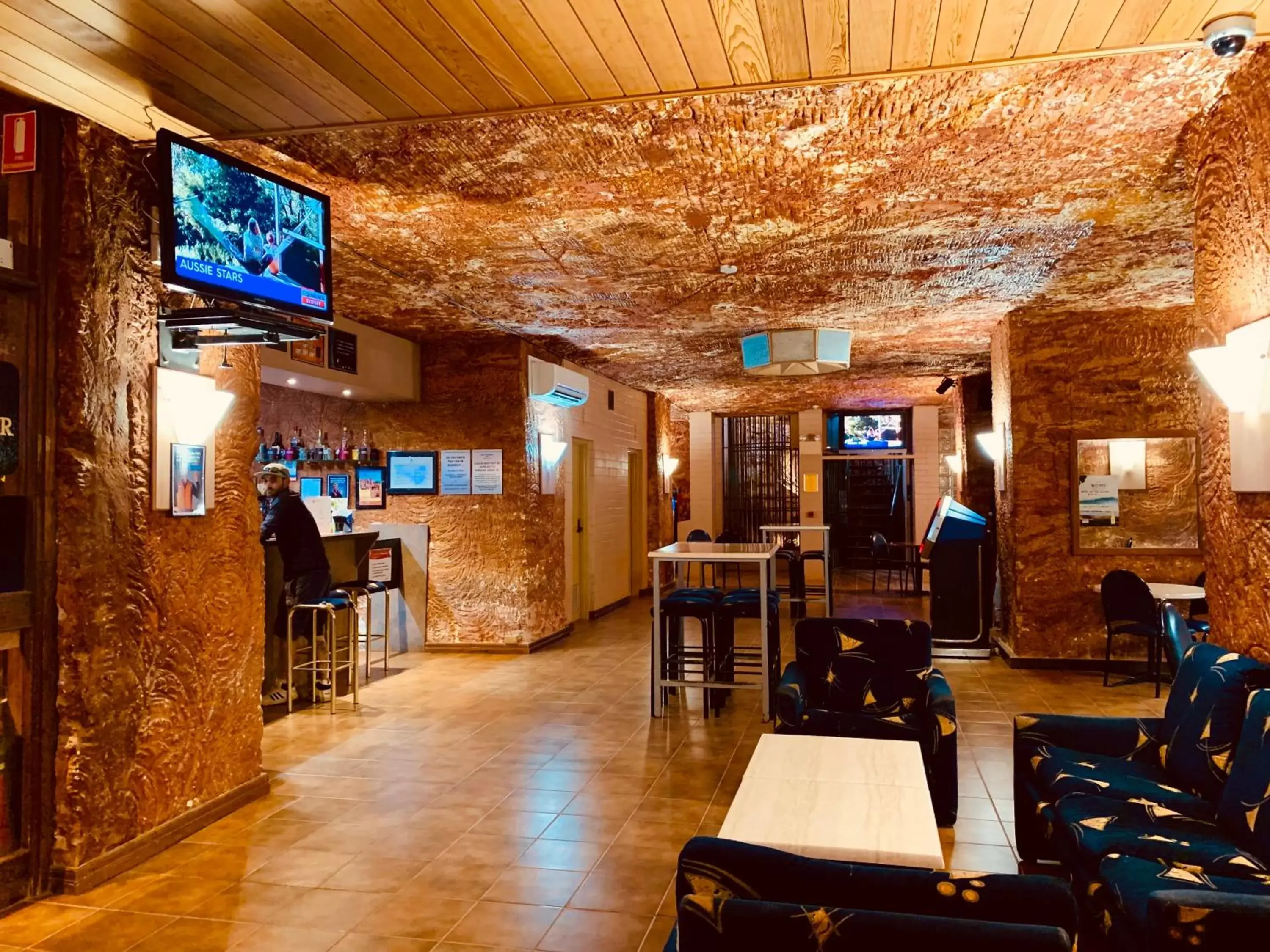 Nightclub / DJ, Restaurant/Places to Eat in Desert Cave Hotel
