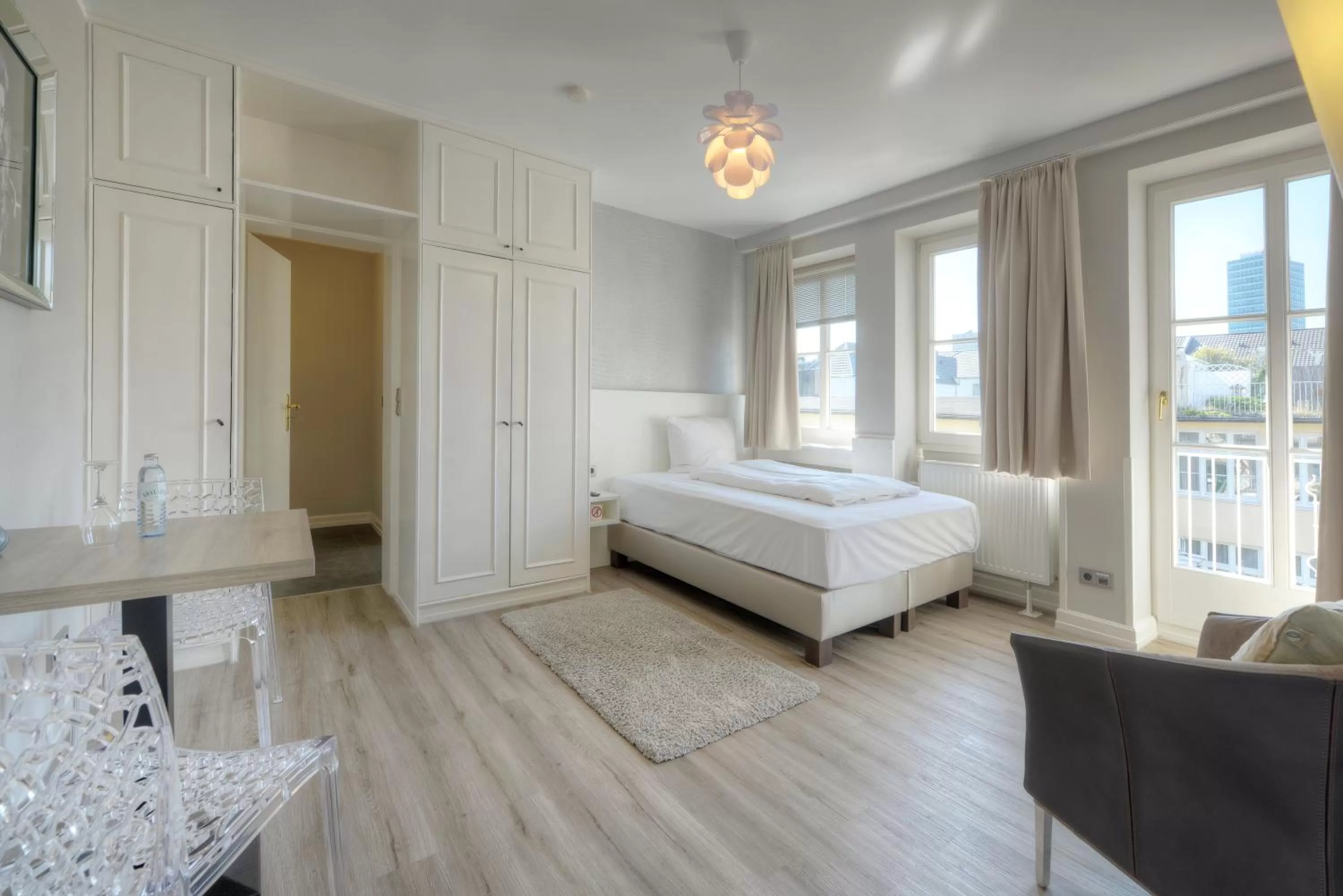 Photo of the whole room in Carlstadt Suites Düsseldorf