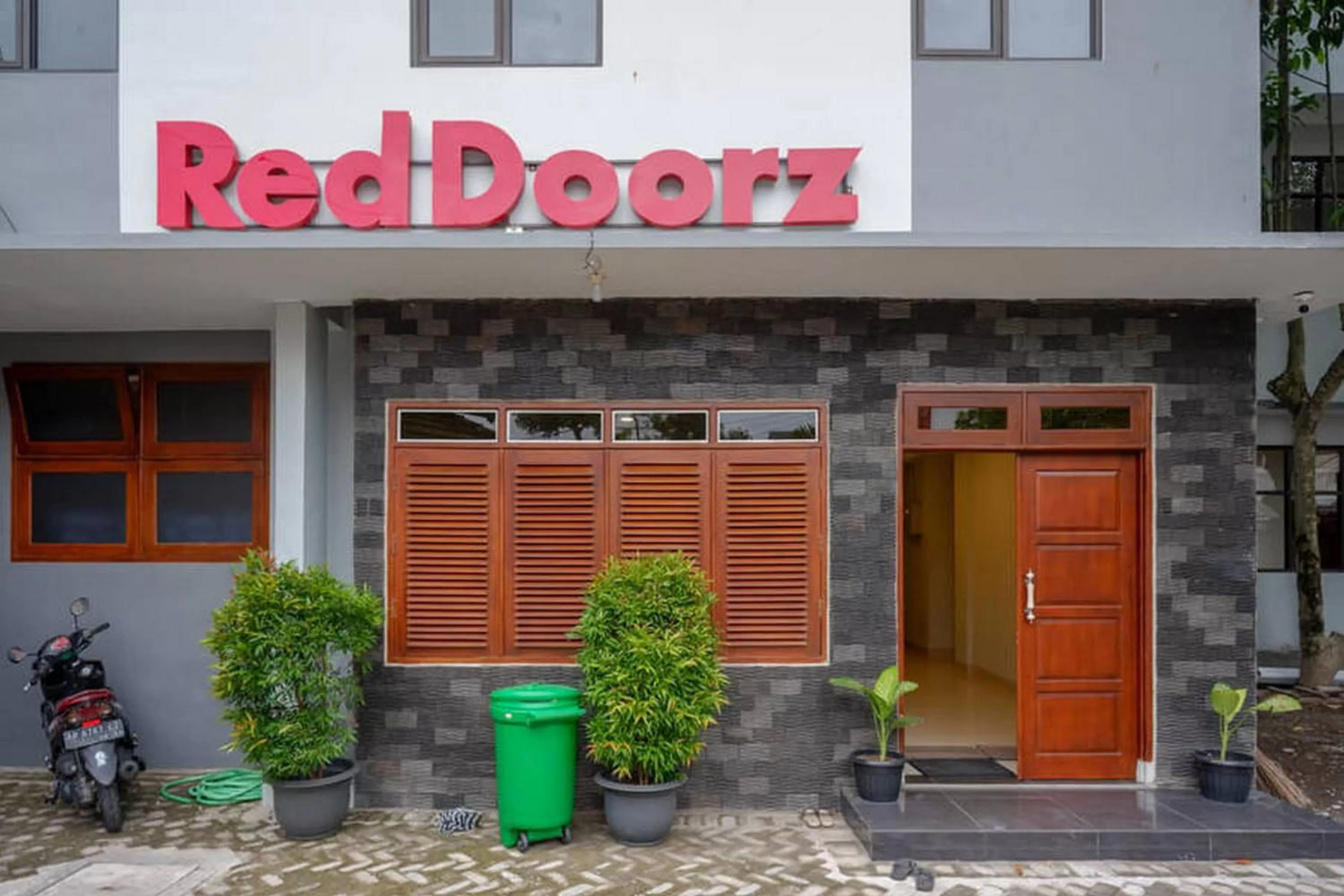 Property logo or sign in RedDoorz Plus near Jogja City Mall 5