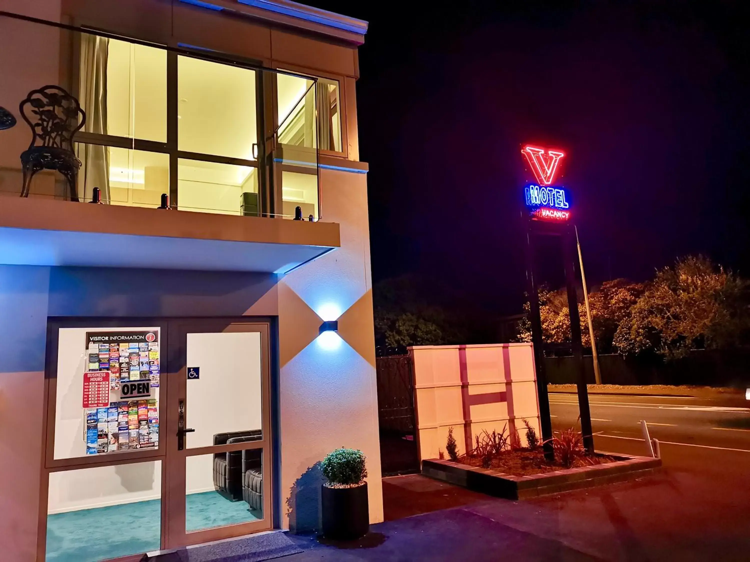 Facade/entrance, Swimming Pool in V Motel