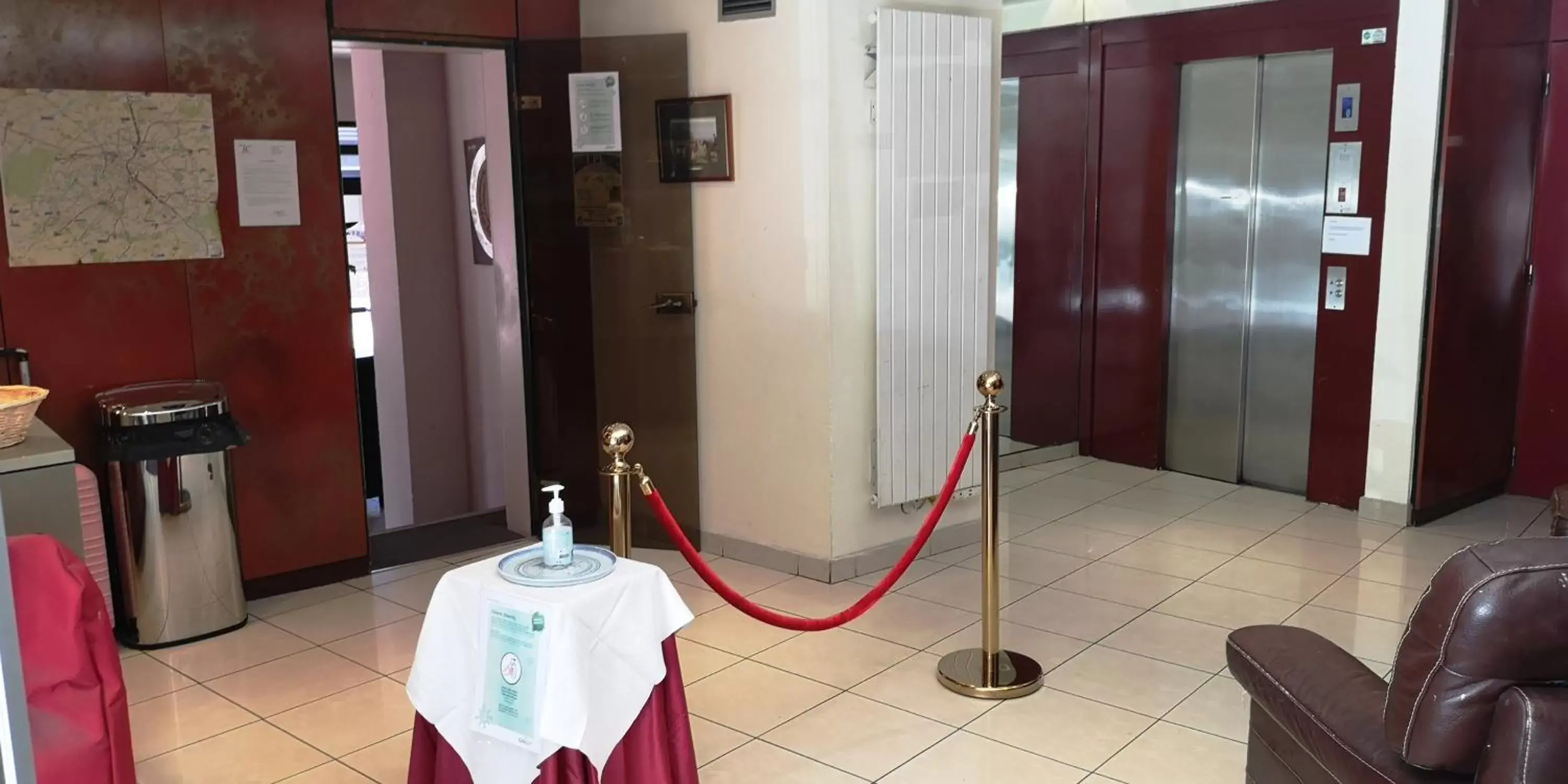 Lobby or reception, Bathroom in AROTEL