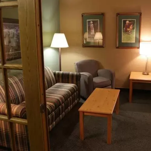 Living room, Seating Area in Boarders Inn and Suites by Cobblestone Hotels - Fayette