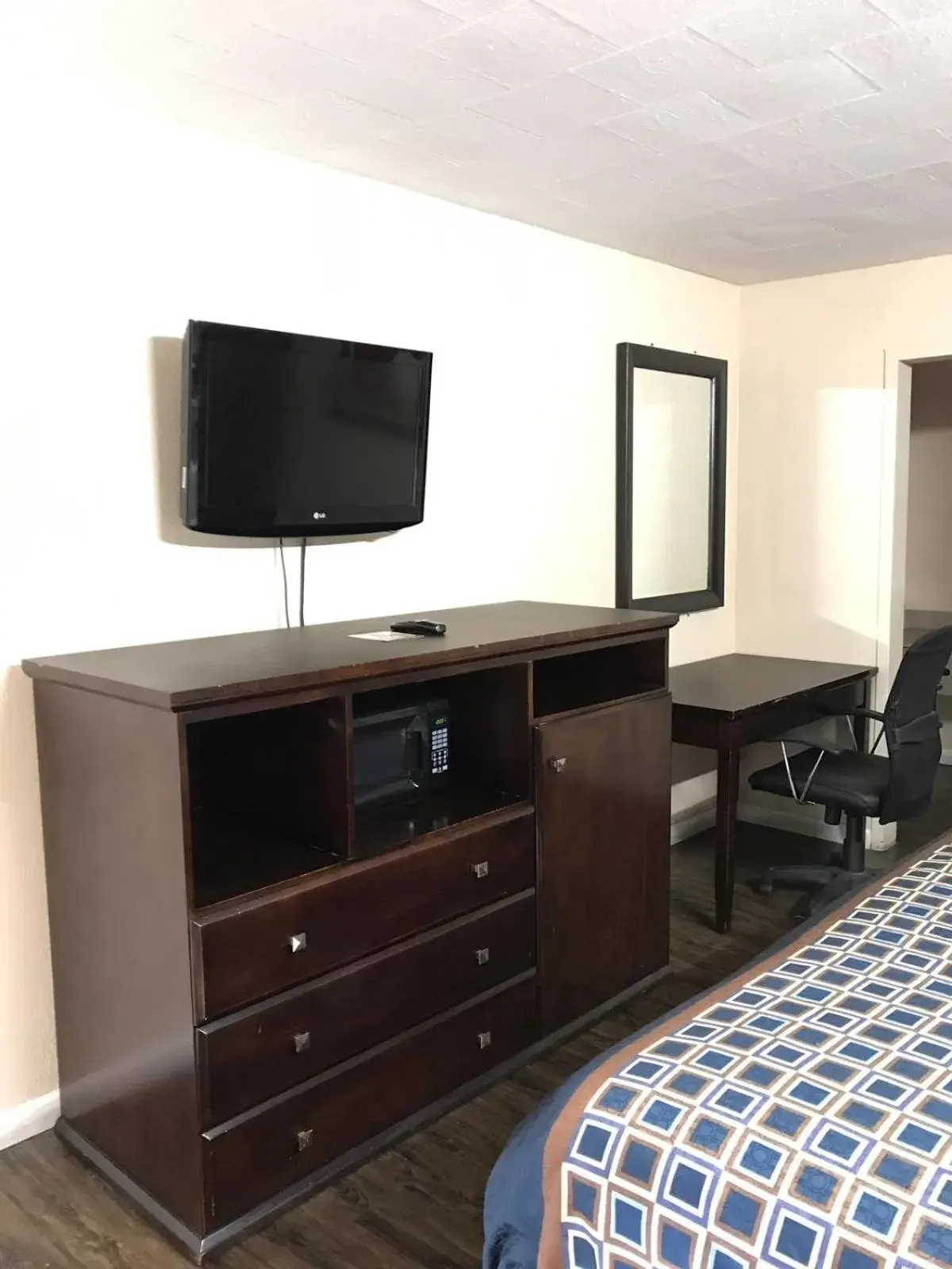 TV/Entertainment Center in Express Inn