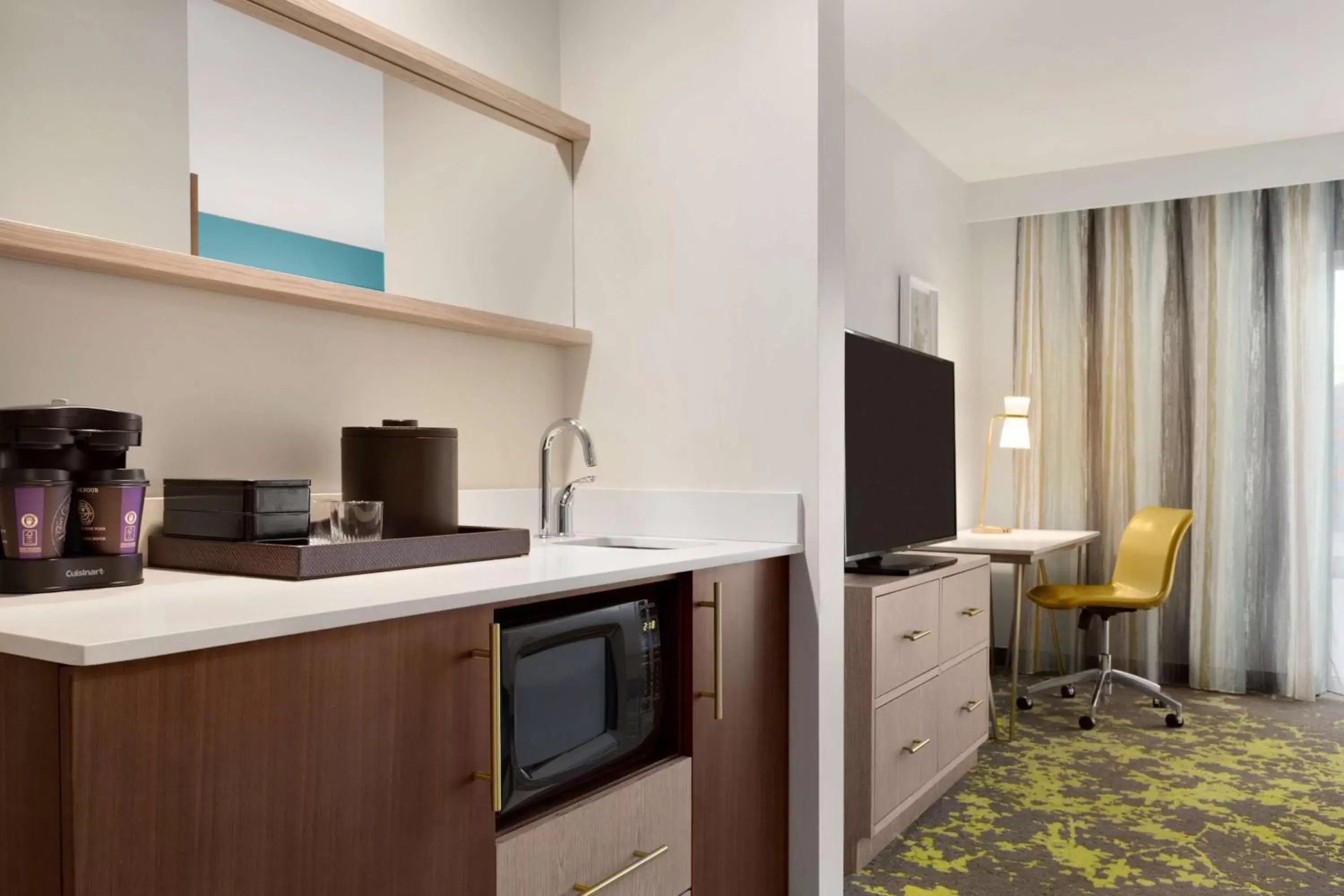 Bedroom, Kitchen/Kitchenette in Embassy Suites By Hilton Boulder