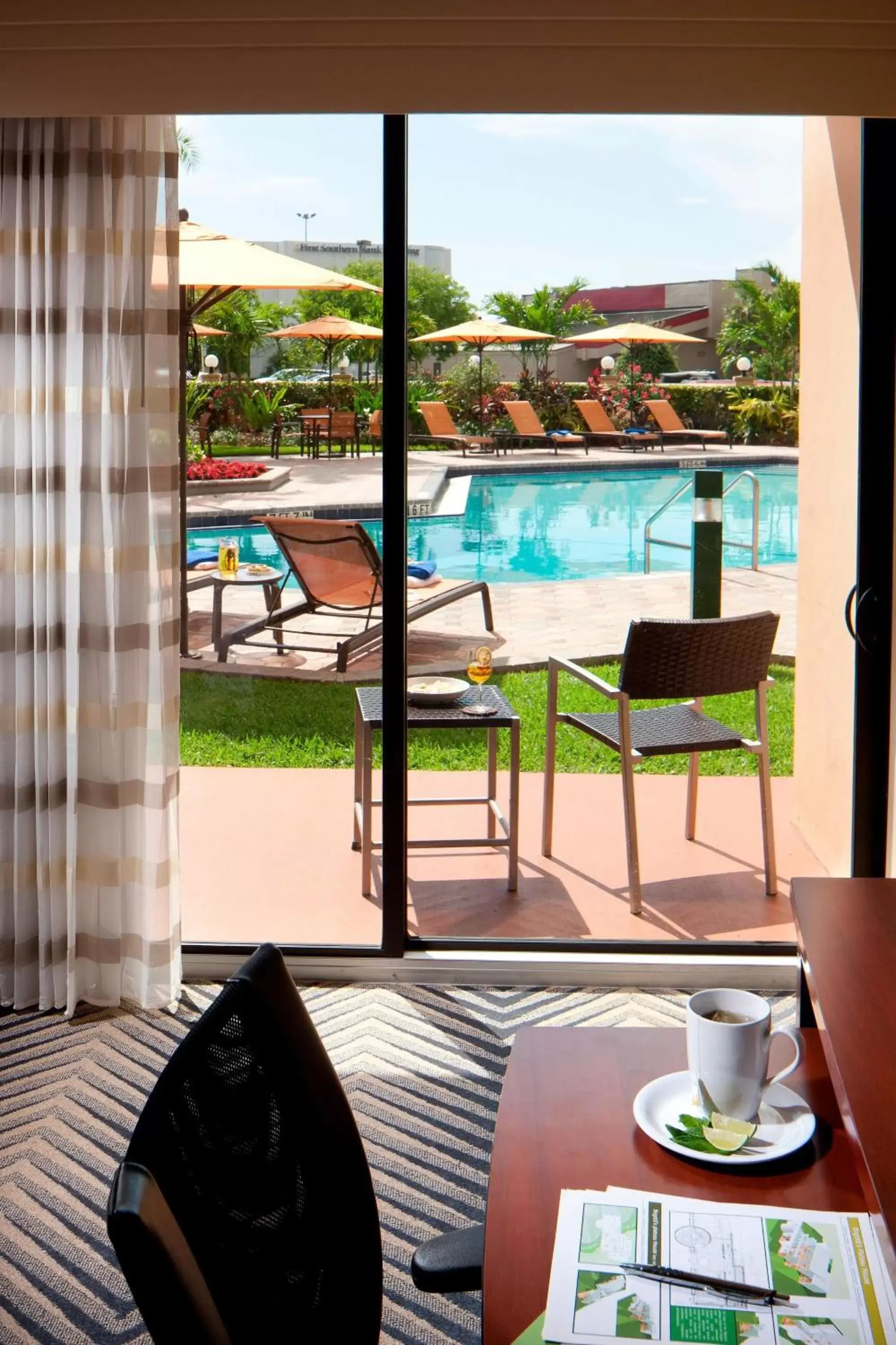 Swimming pool, Pool View in Courtyard by Marriott Fort Lauderdale East / Lauderdale-by-the-Sea