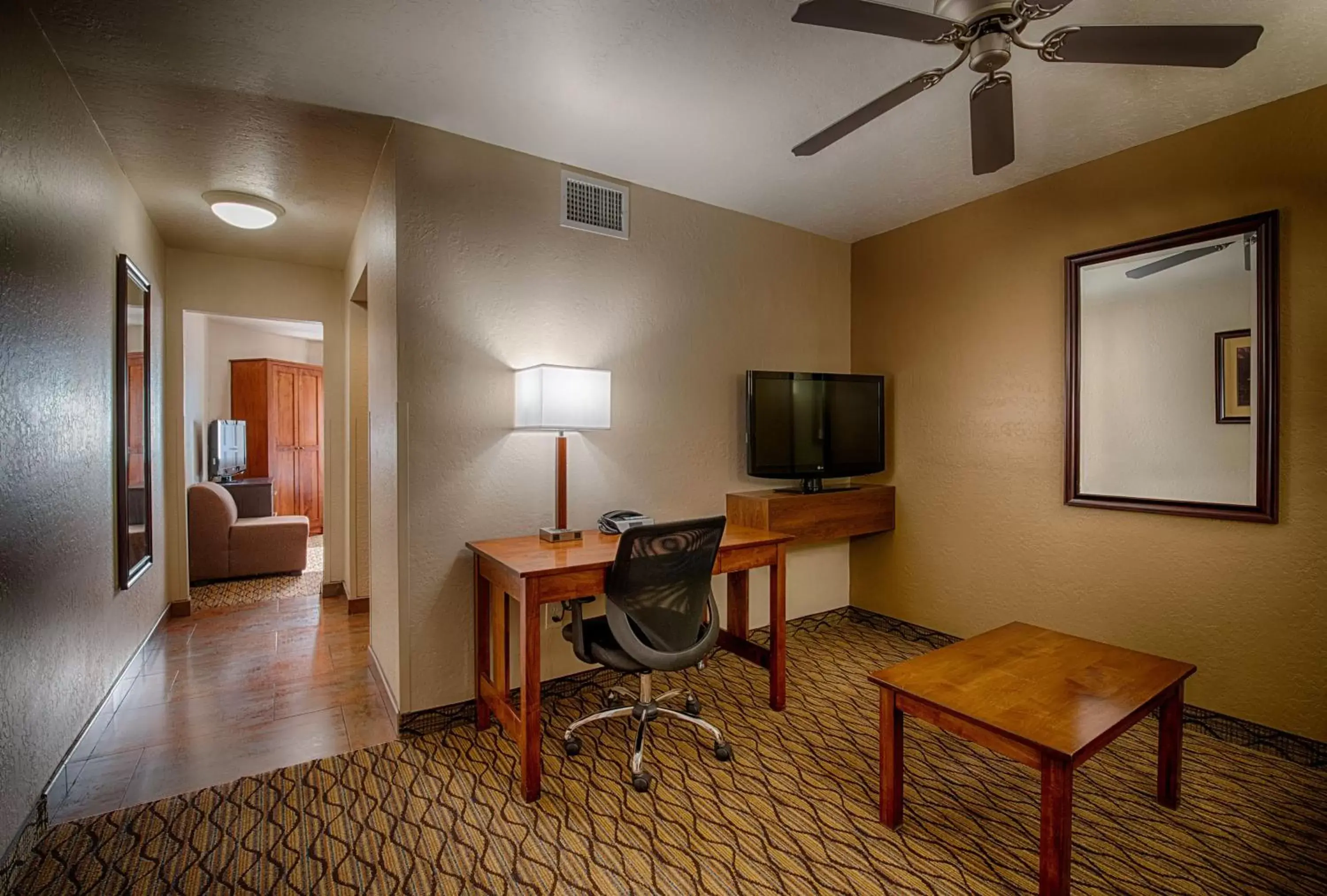 Photo of the whole room, TV/Entertainment Center in Holiday Inn Express Grand Canyon, an IHG Hotel